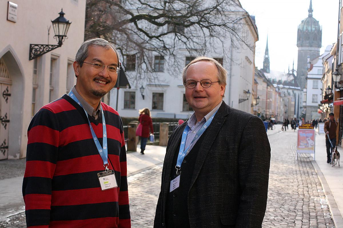 Pfarrer Dr. Sivin Kit (l.) und Prof. Karl-Wilhelm Niebuhr waren die beiden Referenten des 17. Internationalen Theologie-Seminars vom LWB-Zentrum in Wittenberg. Foto: LWB/A. Weyermüller