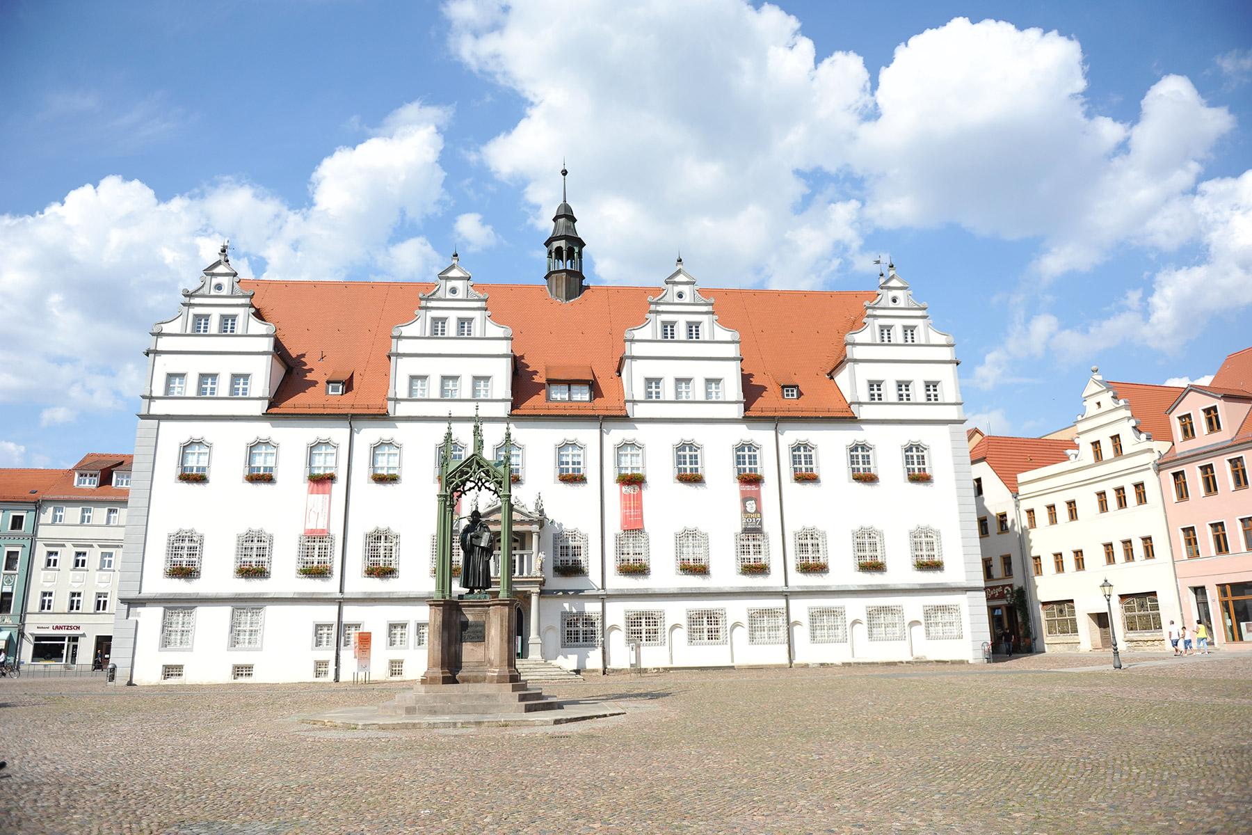 Der Makrtplatz in Wittenberg mit der Lutherstatue ist einer der Orte, die zu Beginn einer Video-Vorlesung des neuen Online-Kurs-Formats eingeblendet werden. Foto: LWB