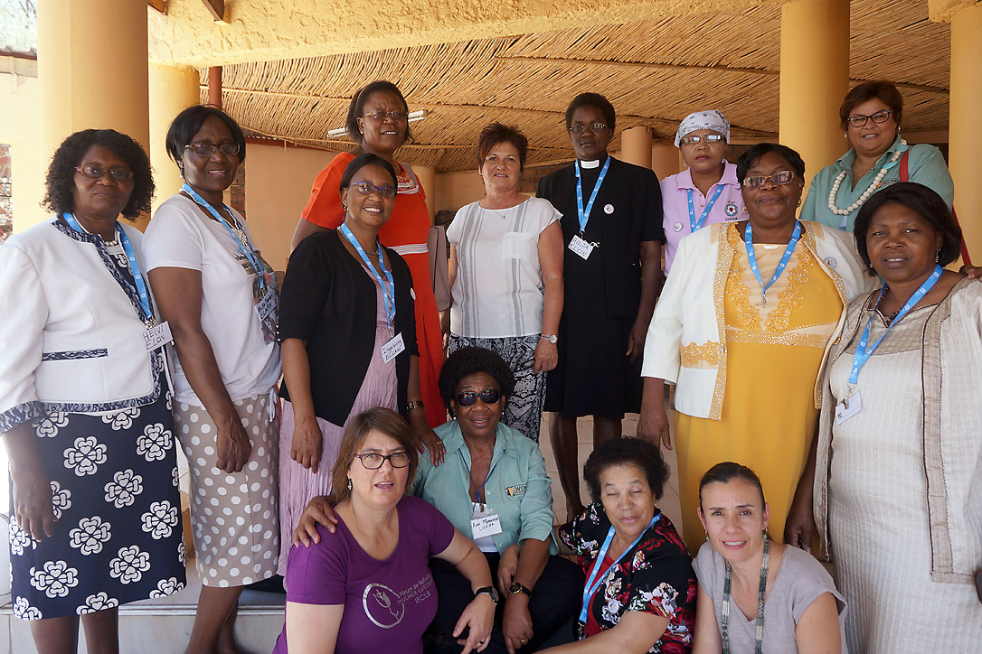 LWB-Mitarbeiterinnen und Frauen aus den lutherischen Kirchen Namibias bei der November-Sitzung in Windhuk, die den Startschuss zu den Vorbereitungen der Frauen für die Ausrichtung der Vorbereitenden Konsultation und der 12. Vollversammlung im Mai 2017 gab. Foto: LWB