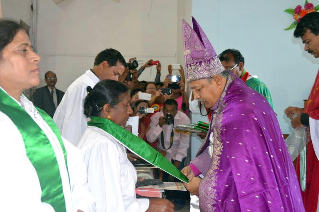 Bischof Emmanuel Panchoo weiht Elizabeth Prasad zur Pfarrerin der Lutherischen Kirche in Madhya Pradesh. Im Vordergrund Pfarrerin L.K. Khakha. Foto: ELK-MP/Nima David