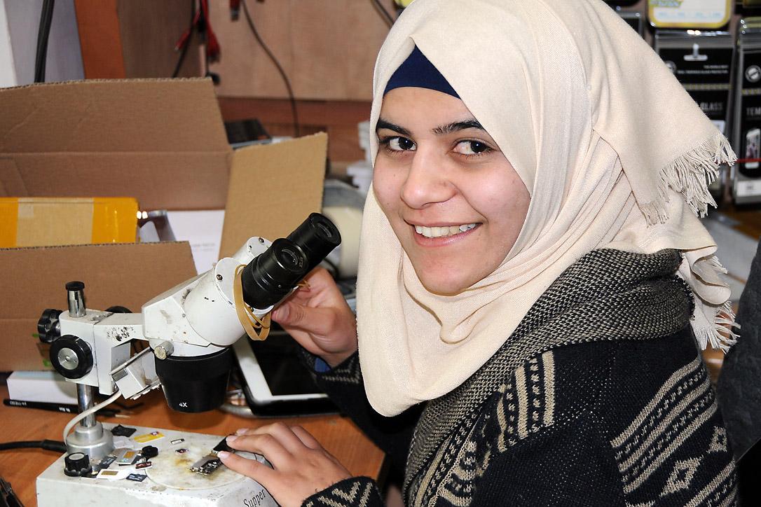 Ghadeer Altawil an ihrem Arbeitsplatz in Beit Hanina. Foto: LWB/Jerusalem