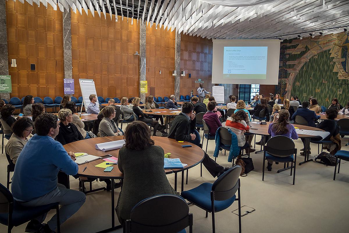 Mitarbeitende des LWB-Gemeinschaftsbüros in Genf bei einem Workshop über die Prävention sexueller Belästigung am Arbeitsplatz. Auf der Zwölften Vollversammlung 2017 war eine Selbstverpflichtung zur Bekämpfung sexualisierter Gewalt verabschiedet worden. Foto: LWB/S. Gallay