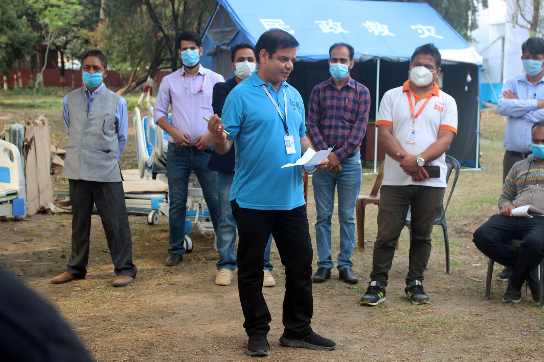 Informationsveranstaltung für die lokale Gemeinschaft über die Reaktion des LWB auf COVID-19 während einer Übergabe von medizinischer Ausrüstung im Krankenhaus in Morang, Nepal. Foto: LWB Nepal