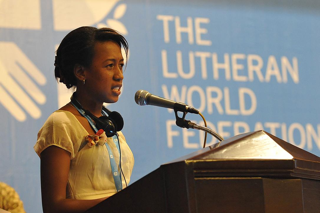 Mami Brunah Aro Sandaniaina (Madagassische Lutherische Kirche) stellt den Ratsmitgliedern die Frage, wie ihre Kirchen junge Menschen einbinden, die an LWB-Jugendprogrammen teilgenommen haben. Foto: LWB/M. Renaux