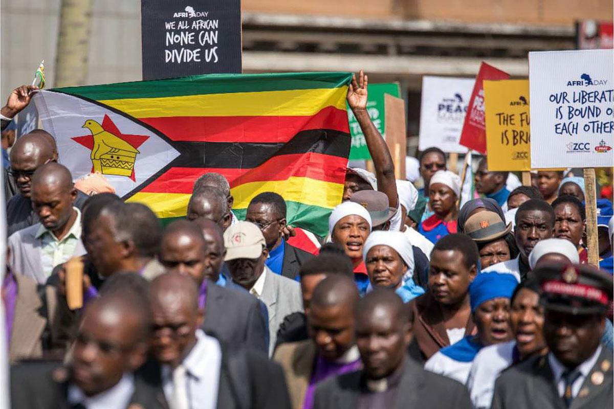 Demonstration des Kirchenrates von Simbabwe mit dem Motto „Die Kirche sagt Nein zur Gewalt!“. Das Foto fand als Statement für den Frieden weite Verbreitung in den sozialen Medien. Foto: ZCC