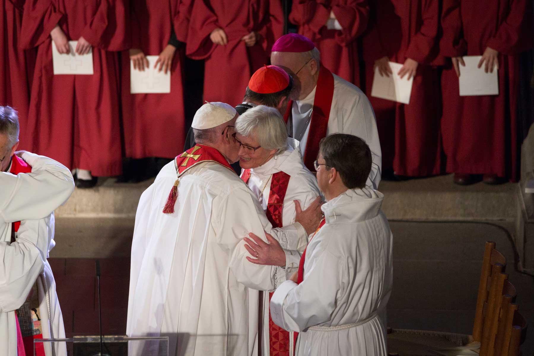 Archbishop Jackelén and Pope Francis embrace during the joint commemoration of the Reformation in Lund Cathedral. Photo M. Ringlander/Church of Sweden