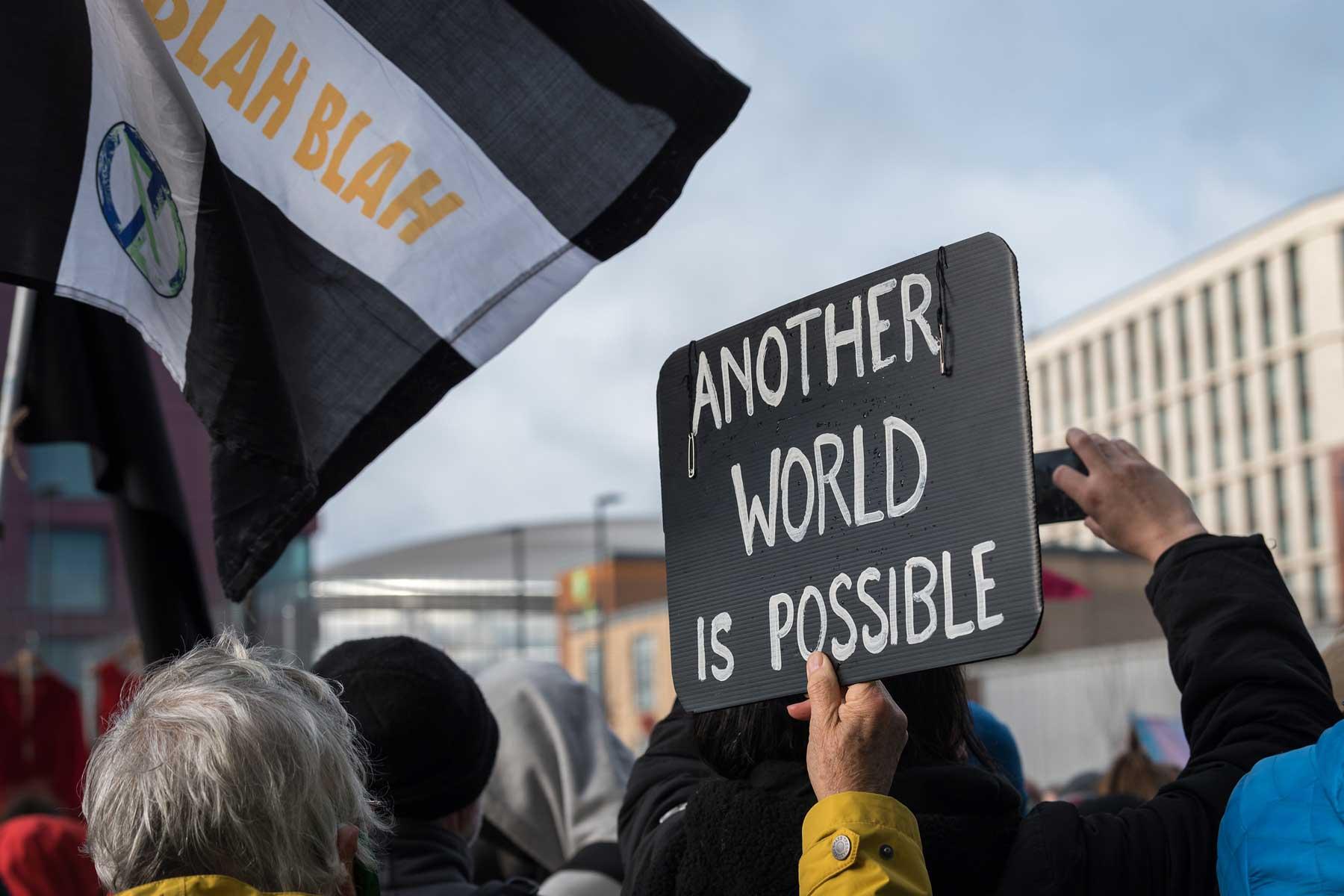 Während der UN-Klimakonferenz COP26 in Glasgow, Schottland, protestierten Menschen gegen die Untätigkeit der Regierungen bei der Eindämmung der Klimakrise. Foto: LWB/Albin Hillert