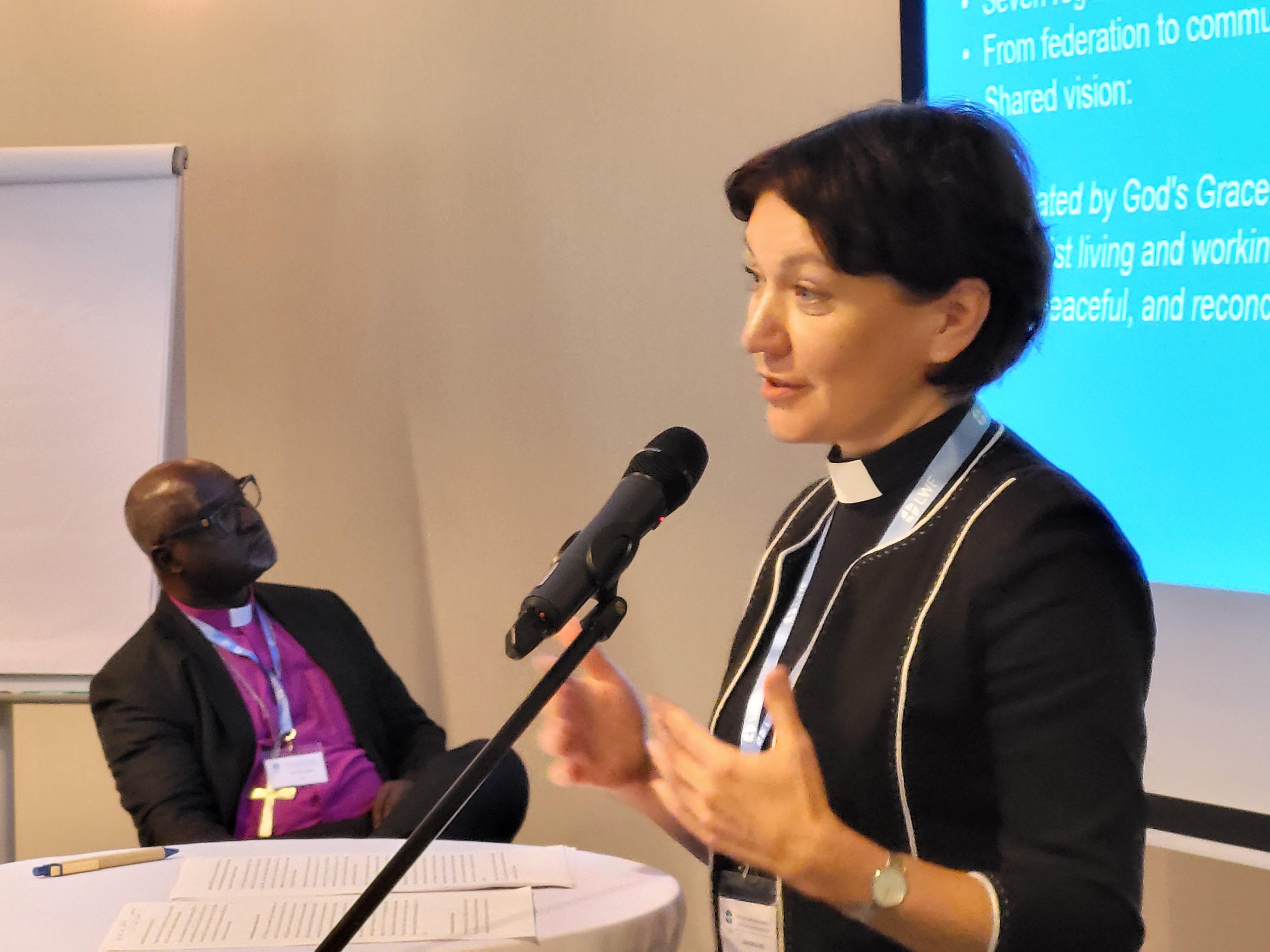 LWB-Generalsekretärin Anne Burghardt bei ihrer Rede vor Kirchenleitenden in Bratislava. Foto: ECAC SR/Jana Nunvárová