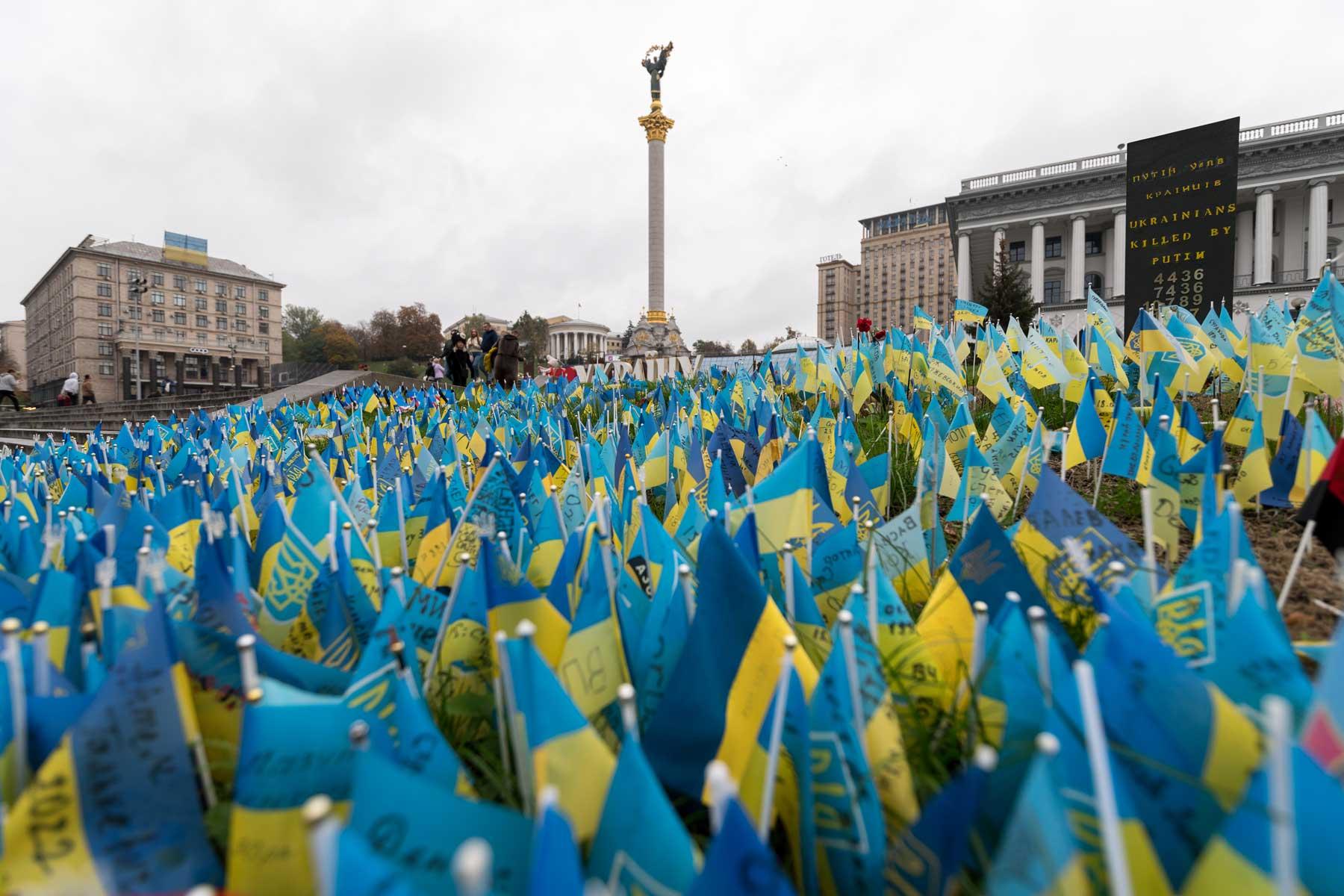 Auf dem Maidan Nezalezhnosti - dem Unabhängigkeitsplatz - wurden Tausende von ukrainischen Flaggen vor dem Unabhängigkeitsdenkmal aufgestellt, um der Menschen zu gedenken, die seit dem Einmarsch der russischen Streitkräfte in die Ukraine im Februar 2022 ihr Leben verloren haben. Foto: LWB/Abin Hillert