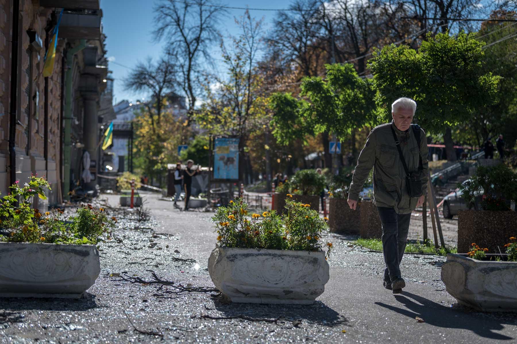 Ein Mann geht durch die Trümmer und Glassplitter auf der Straße von Vulytsya Tereshchenkivsʹka im Zentrum von Kiew, das wenige Stunden zuvor von einer russischen Rakete getroffen wurde. Foto: LWB/Albin Hillert