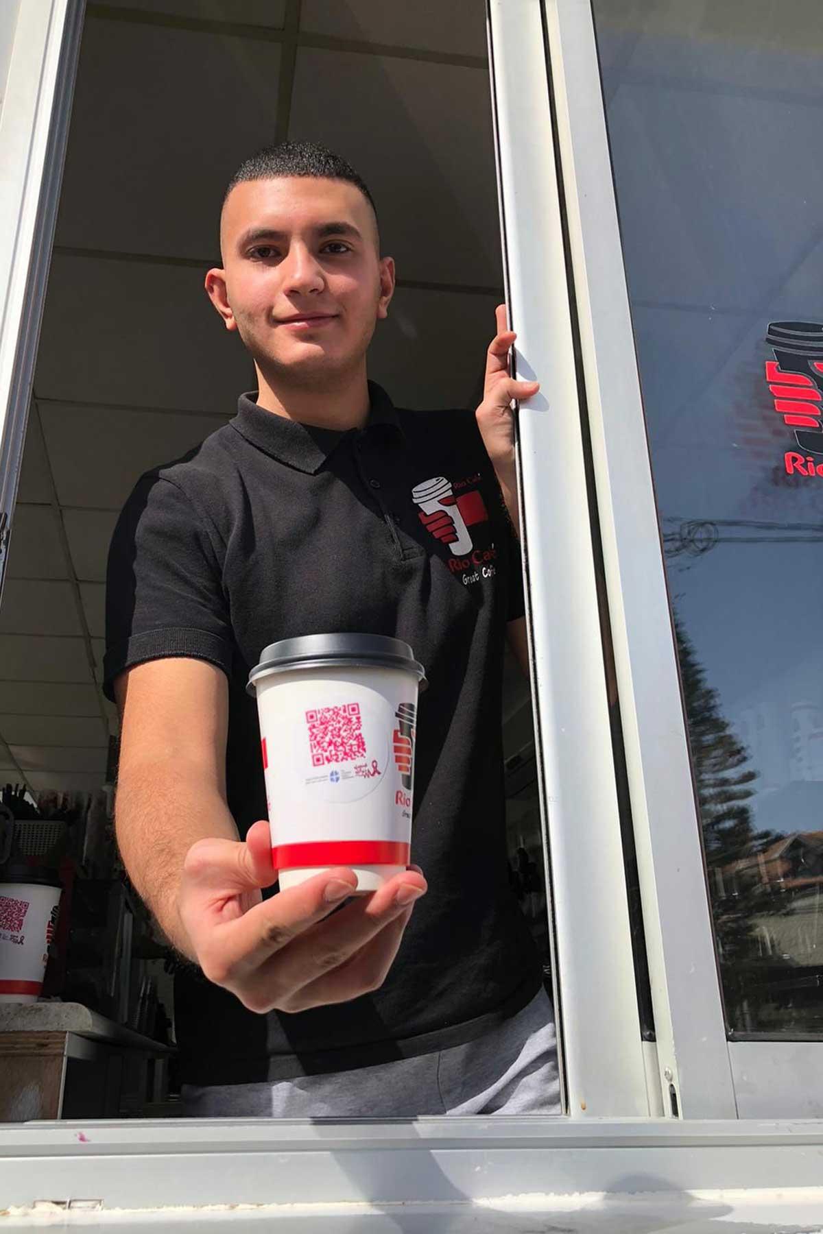 Rio Café, eine beliebte Kaffeekette in Ramallah, verkauft diesen Monat ihr Getränk in Tassen mit einer Botschaft zum Thema Brustkrebs. Foto: LWB/AVH