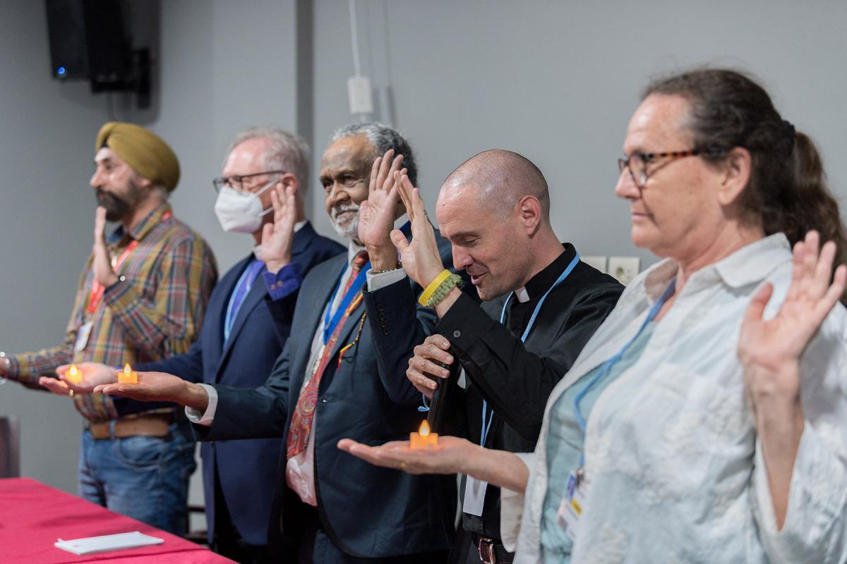 A moment of blessing by Chad Rimmer (second from right), LWF’s Program Executive for Identity, Communion and Formation, to conclude the prayer during the Talanoa interfaith gathering on the eve of COP27 in Egypt. Photo: LWF/Albin Hillert 