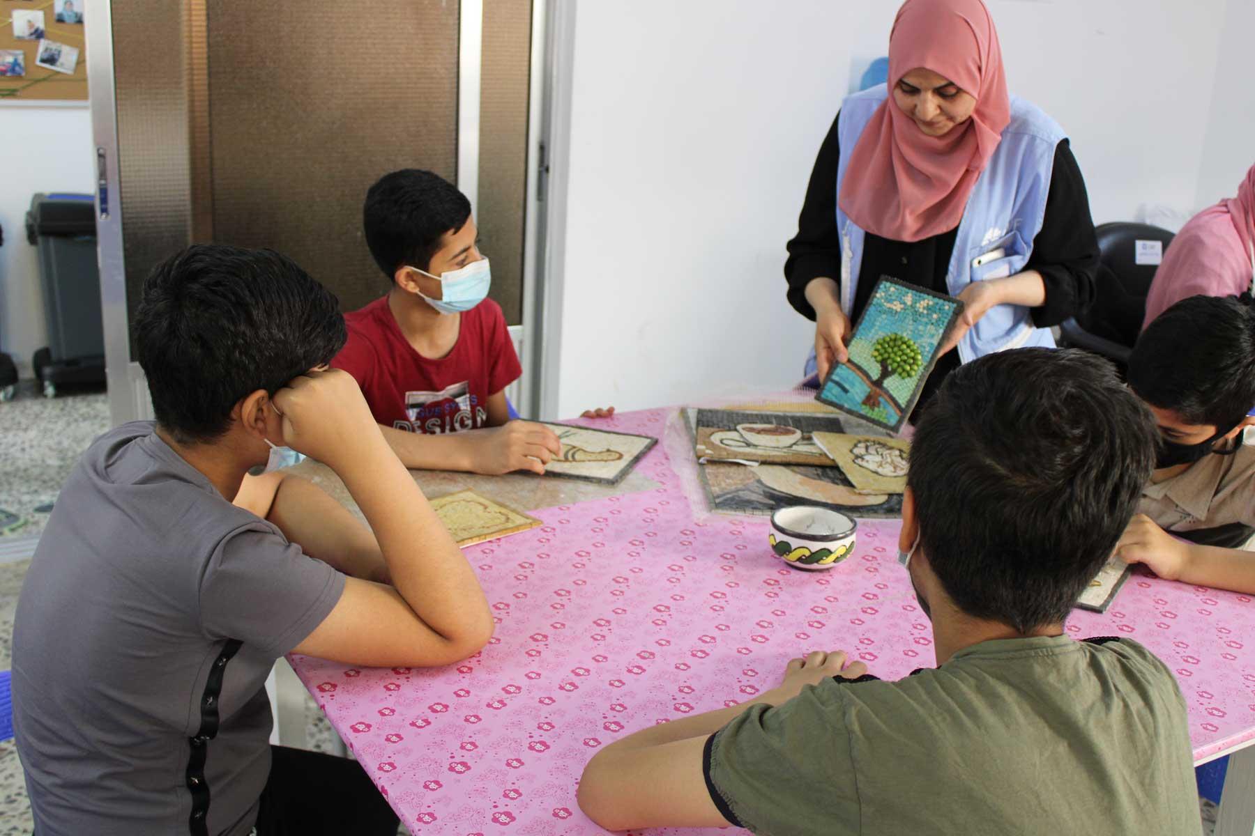 Los adolescentes participan en una sesión de mosaico. Foto: FLM Jordania