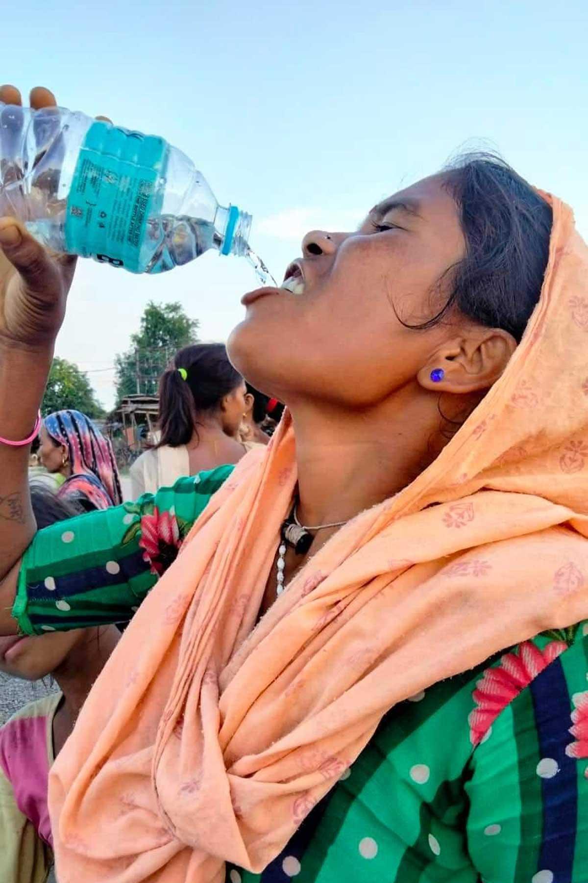El agua potable fue uno de los artículos distribuidos por la FLM días después de las inundaciones. Foto: FLM Nepal