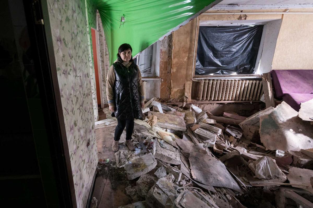 Die 41-jährige Victoria Hlushko im ehemaligen Wohnzimmer ihres Familienhauses im Dorf Bil'machivka. Foto: LWB/Abin Hillert