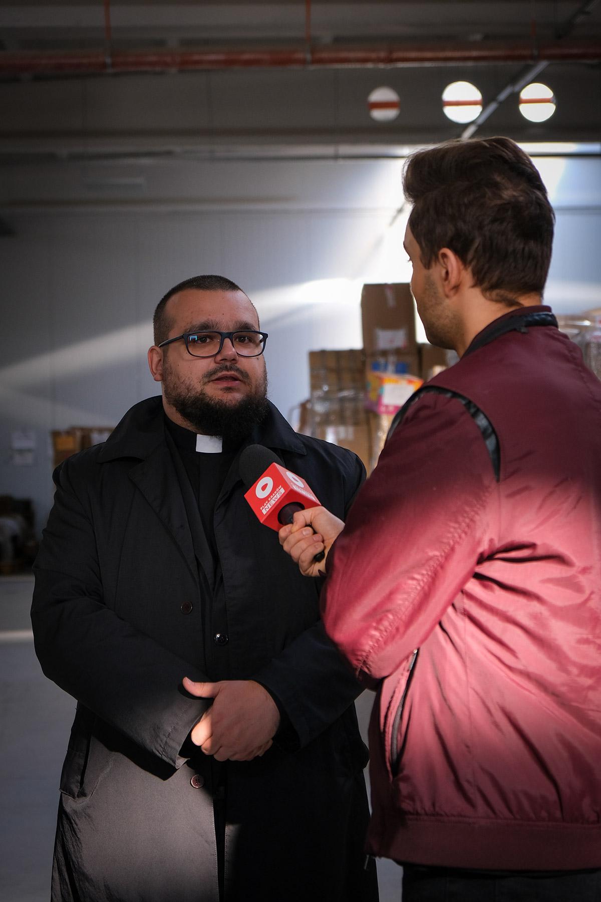 Łukasz Ostruszka, Pastor der evangelischen Gemeinde L.B., im Interview mit den lokalen Medien. Foto: LWB/L. Gillabert 
