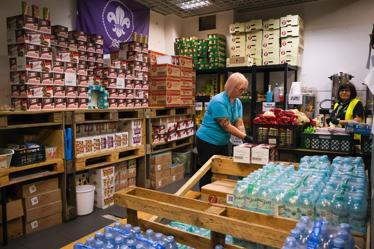 The distribution center at the Krakow train station managed by the Polish Scouting and Guiding Association and their partners. Photo: LWF/ L. Gillabert 
