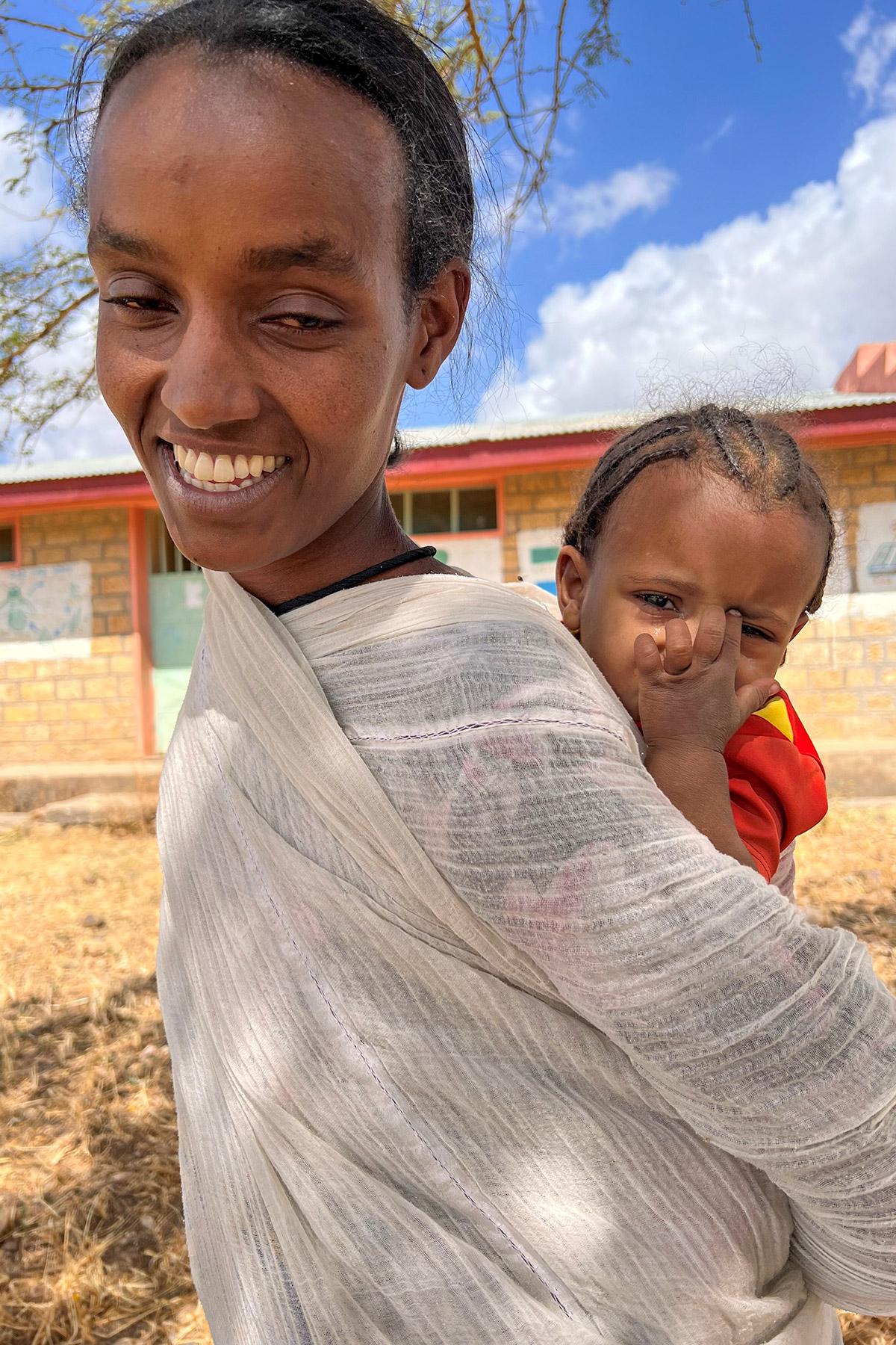 Etiopía Tigray madre e hijo beneficiarios
