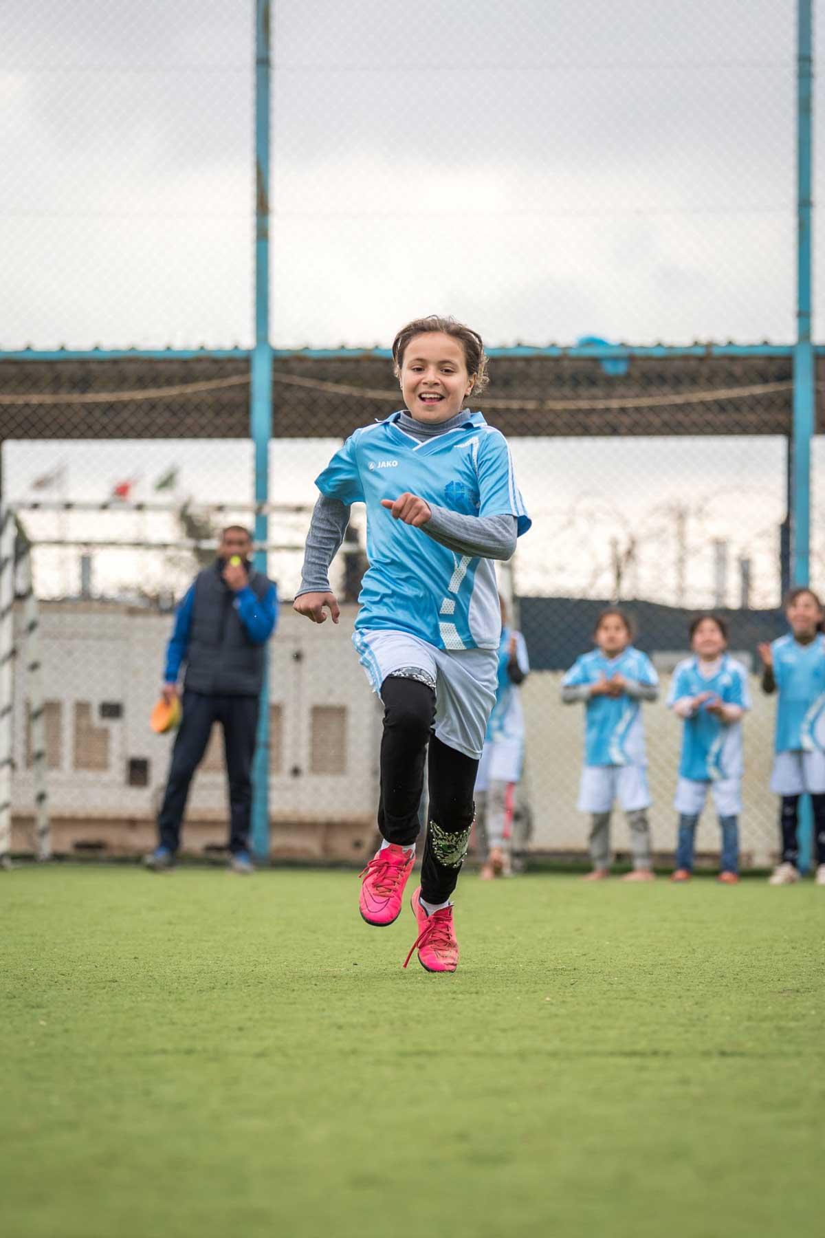 El equipo de fútbol femenino es una de las actividades más populares en el Oasis de Paz de la FLM en Zaatari. La FLM instaló protección visual para que las niñas también pudieran jugar. Fotografía: FLM/ Albin Hillert
