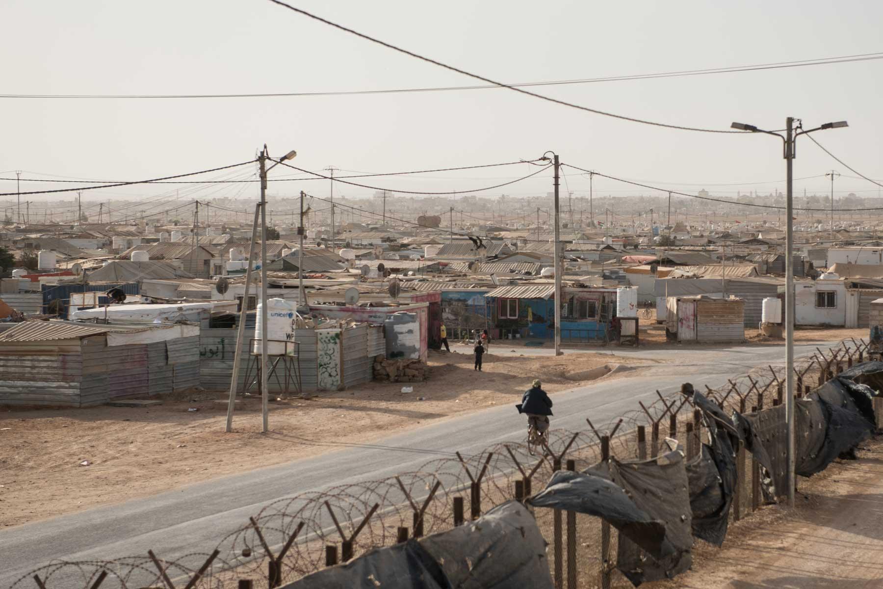 Zaatari, con sus 80.000 habitantes, es el campo de refugiados más grande de Jordania. Tiene tiendas, escuelas e infraestructura como un pequeño pueblo. Foto: DCA/ Christian Jepsen