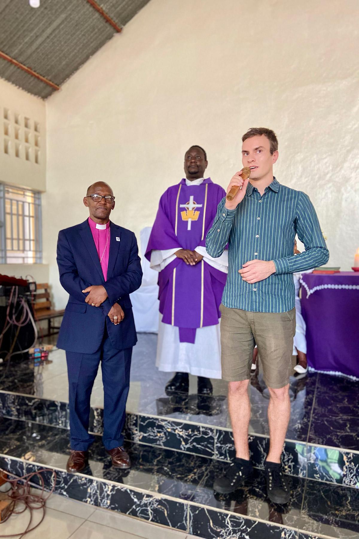 Lauri Grünthal, Evangelisch-Lutherische Kirche Finnlands, begrüßt die Gemeindemitglieder der LKR-Gemeinde in Kigali während des Sonntagsgottesdienstes. Auf der linken Seite steht LKR-Bischof Evalister Mugabo. Foto: LWB/S. Sullivan