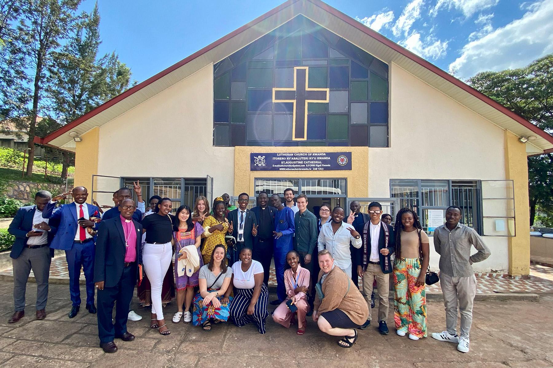 Die Teilnehmenden am vierten internationalen Schulungsworkshop für Friedensbotschafterinnen und -botschafter versammeln sich nach dem Sonntagsgottesdienst vor der lutherischen Kirche von Ruanda in der Pfarrgemeinde Kigali.  Foto: LWB/S. Sullivan