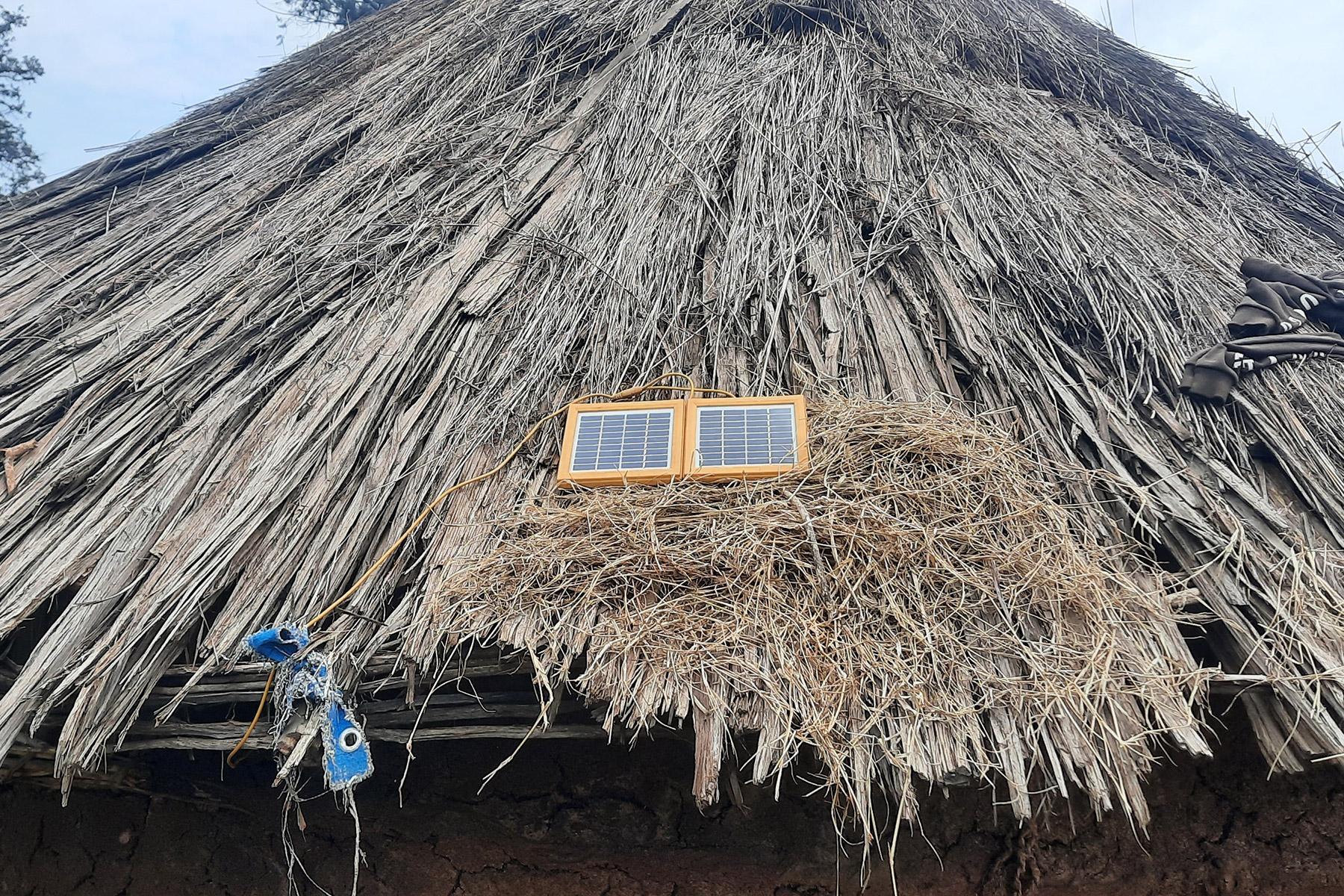 Un panel fotovoltaico en el techo de un tukul, una casa tradicional de arcilla en la comunidad de Rukiye. Fotografía: FLM/ S. Gebreyes