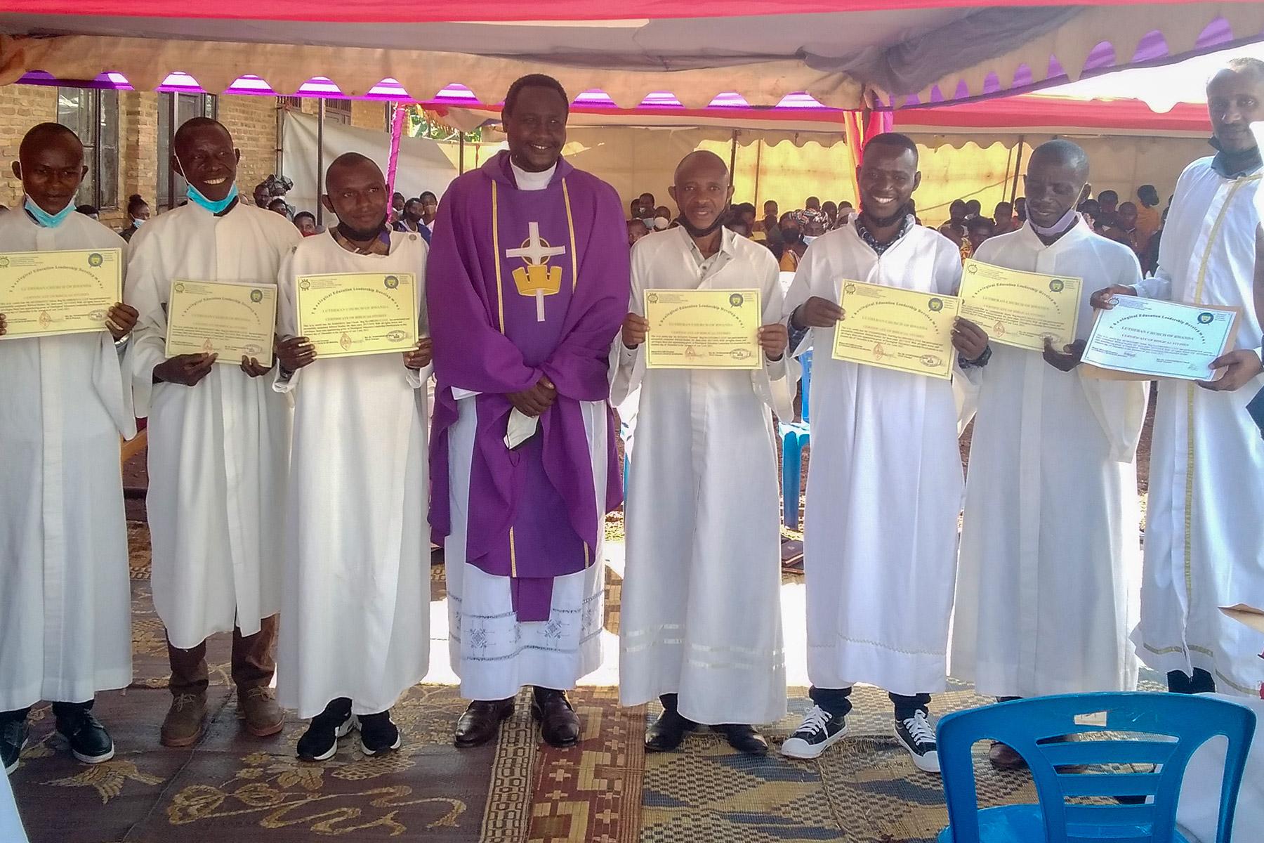 Evangelisten, die das Programm zur theologischen Ausbildung und Entwicklung von Führungskräften (TELD) der Lutherischen Kirche Ruandas (LKR) absolviert haben. Foto: TELD
