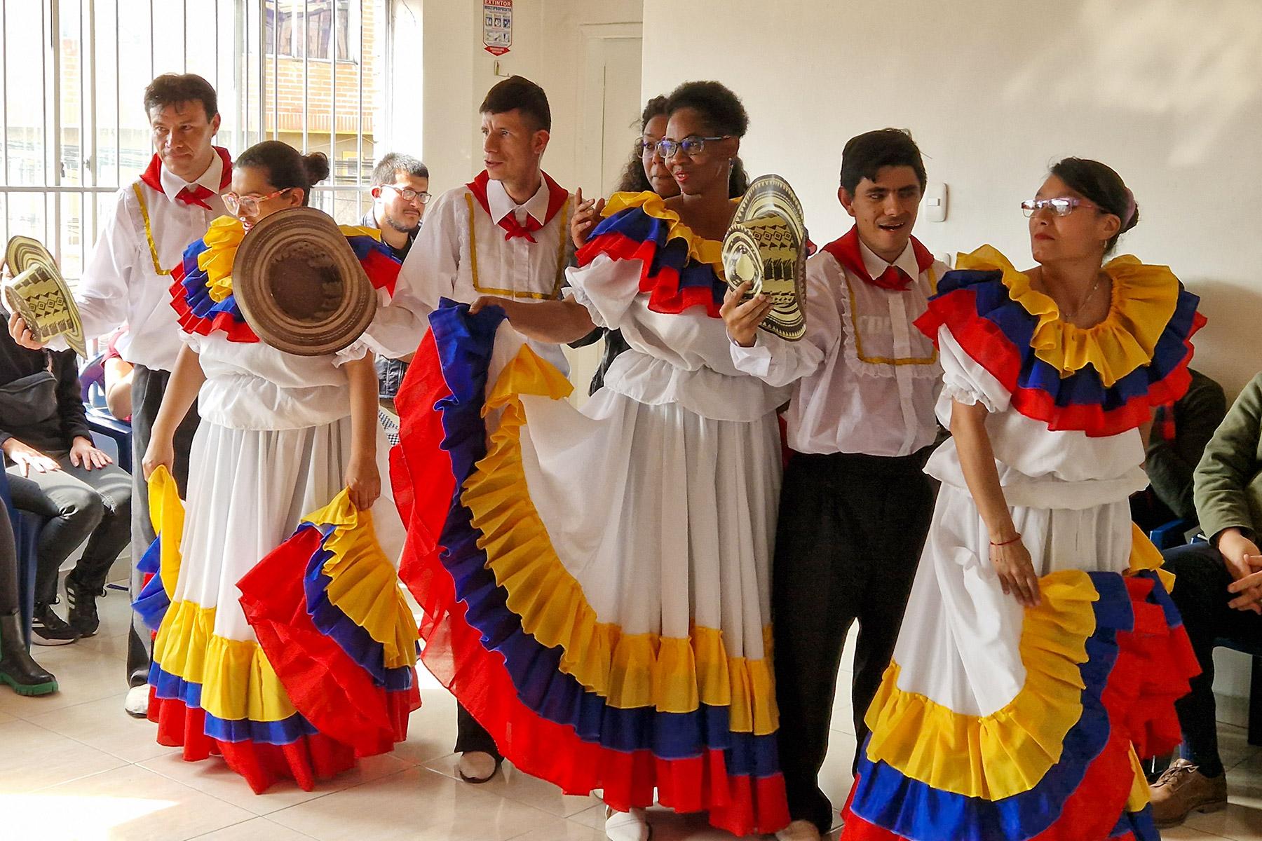 En el Centro de Capacitación Integral True Vine (La Vid Verdadera) un grupo de personas con discapacidad auditiva o mental presenta con orgullo una danza tradicional colombiana a los visitantes de la Pre-Asamblea de la FLM. Fotografía: FLM/A. Weyermüller