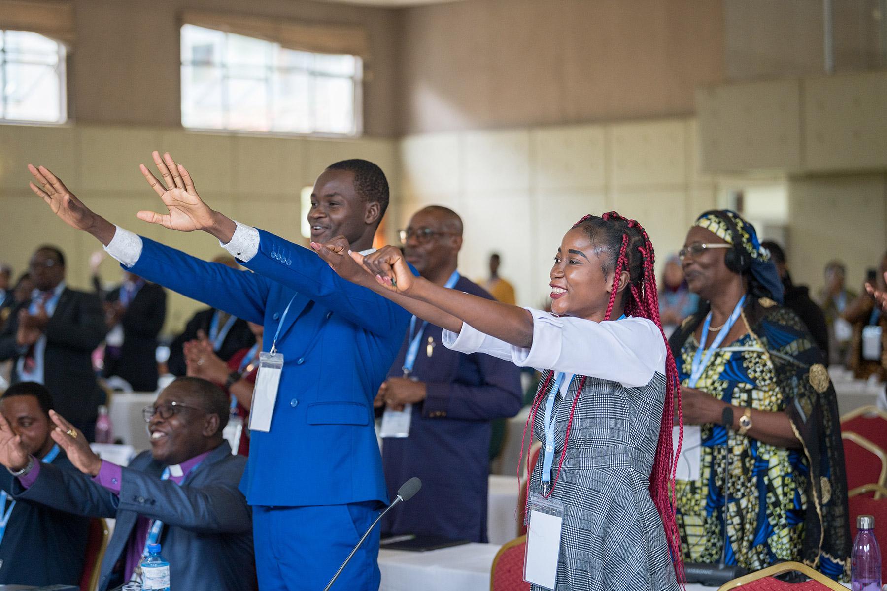 Teilnehmende tanzen und singen während des Gottesdienstes bei der Afrika-Vorversammlung