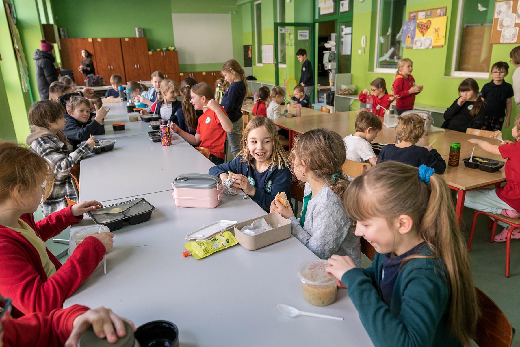 Los niños comparten una comida durante el recreo. Fotografía: FLM/ Albin Hillert