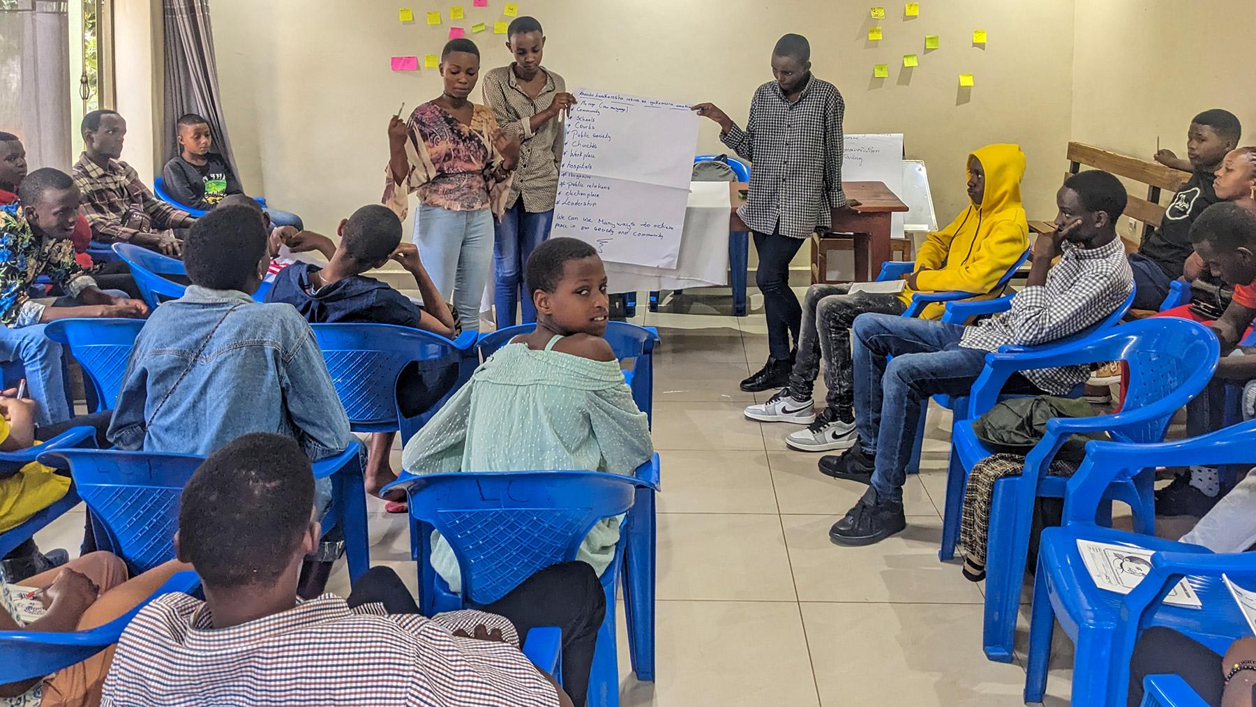Los jóvenes de LCR en la capacitación de abril de 2023 comparten cómo utilizarán las habilidades adquiridas para promover la paz y resolver conflictos. Foto: LCR/ Geoffrey Munyaneza