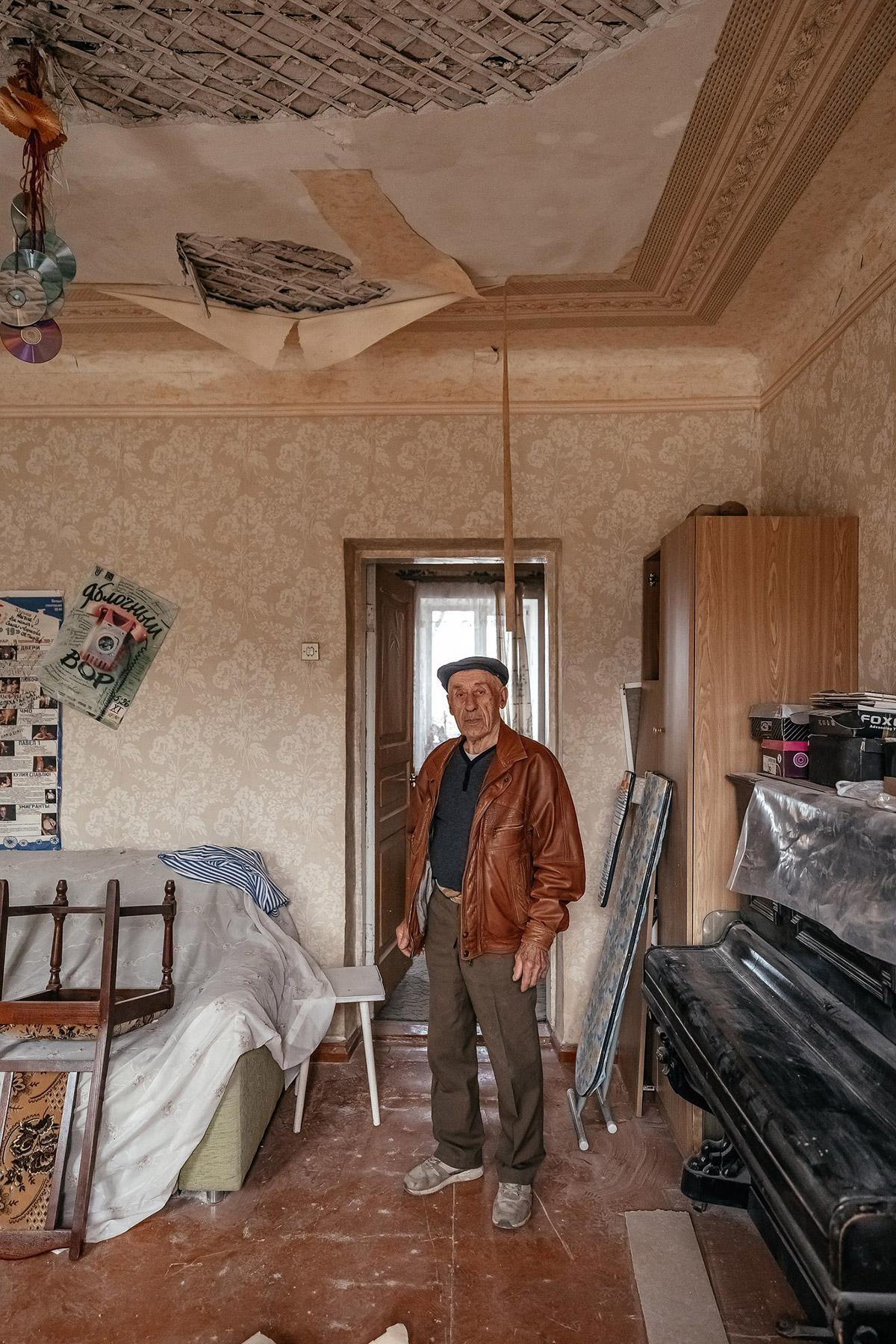 Un hombre en su apartamento, que fue parcialmente destruido por explosiones de cohetes. El equipo de la FLM se reunió con las familias e inspeccionó los apartamentos que se incluirían en la primera fase del proyecto de rehabilitación de refugios de la FLM en Kharkiv. Foto: FLM/ Anantoliy Nazarenko