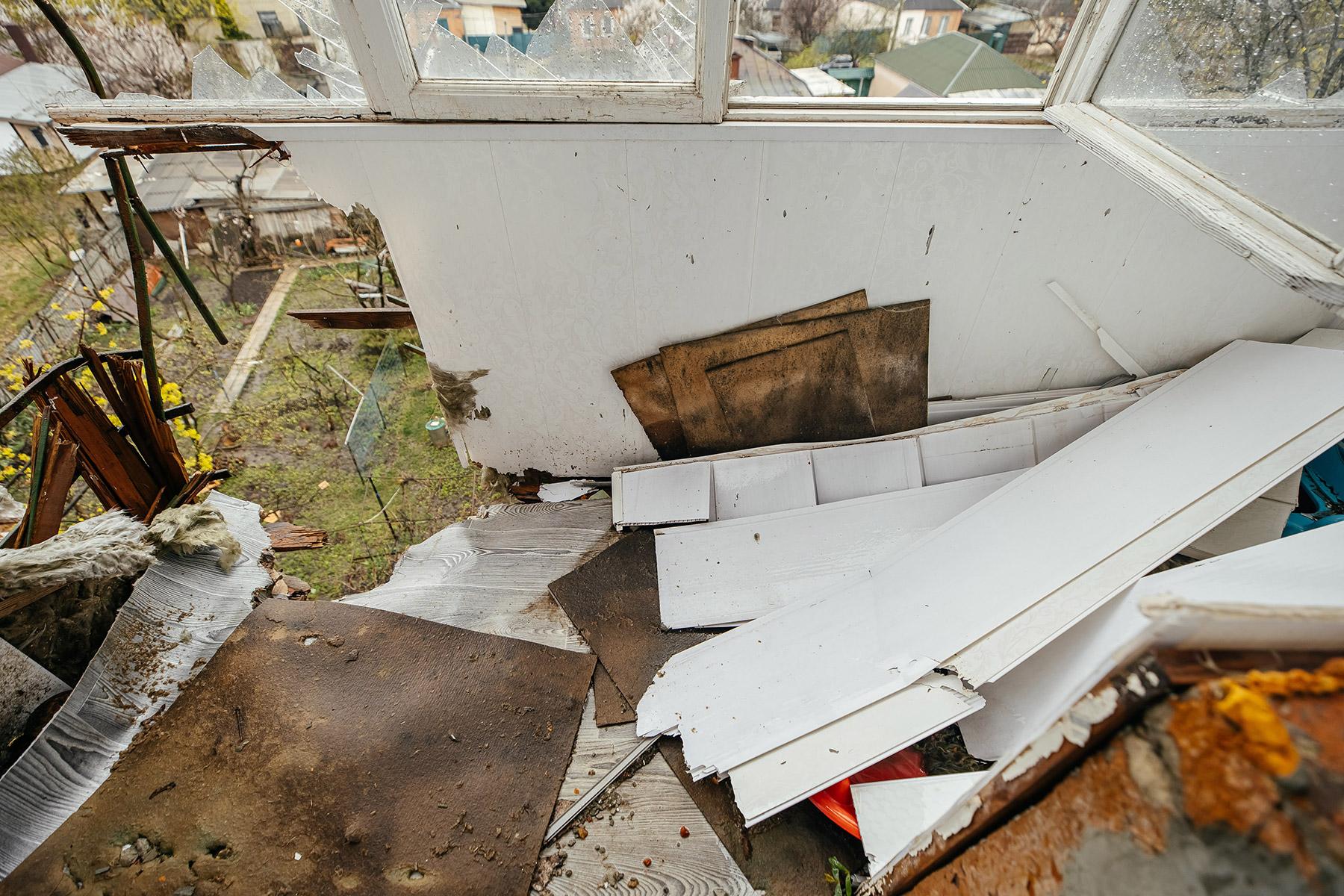 Edificios destruidos en el barrio Saltivka de Kharkiv. La FLM ha lanzado una licitación inicial para la rehabilitación de 50 apartamentos y planea renovar otros 500 pisos más adelante, para que las familias desplazadas en la ciudad de Kharkiv puedan regresar a sus hogares. Foto: FLM/ Anantoliy Nazarenko