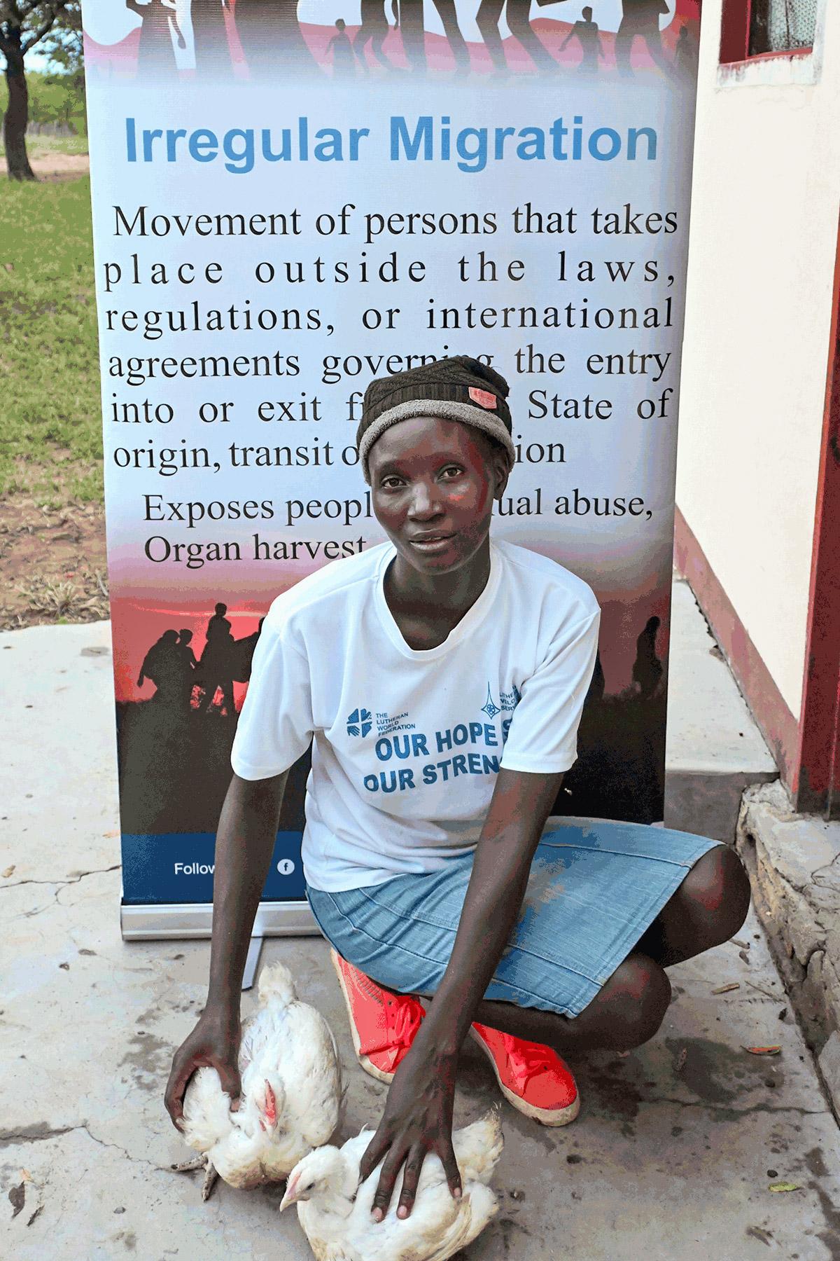 Mildred Nkala, eine begabte Schneiderin, leitet mit der Unterstützung von „Symbols of Hope Zimbabwe“ ihren eigenen Geflügelbetrieb.
