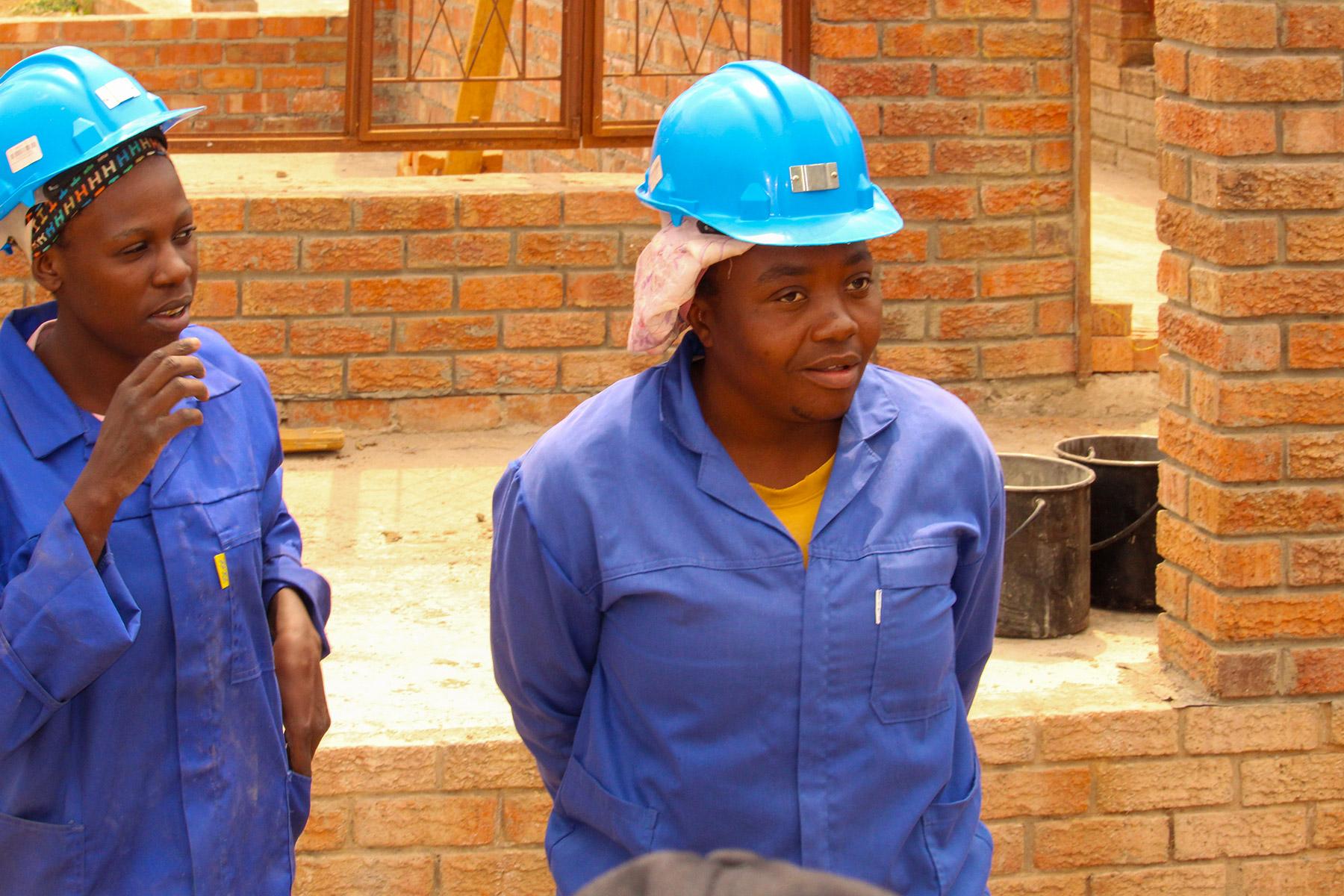 Nomathemba Sibanda (rechts) erzählt dem SoH-Team ihre Geschichte. 