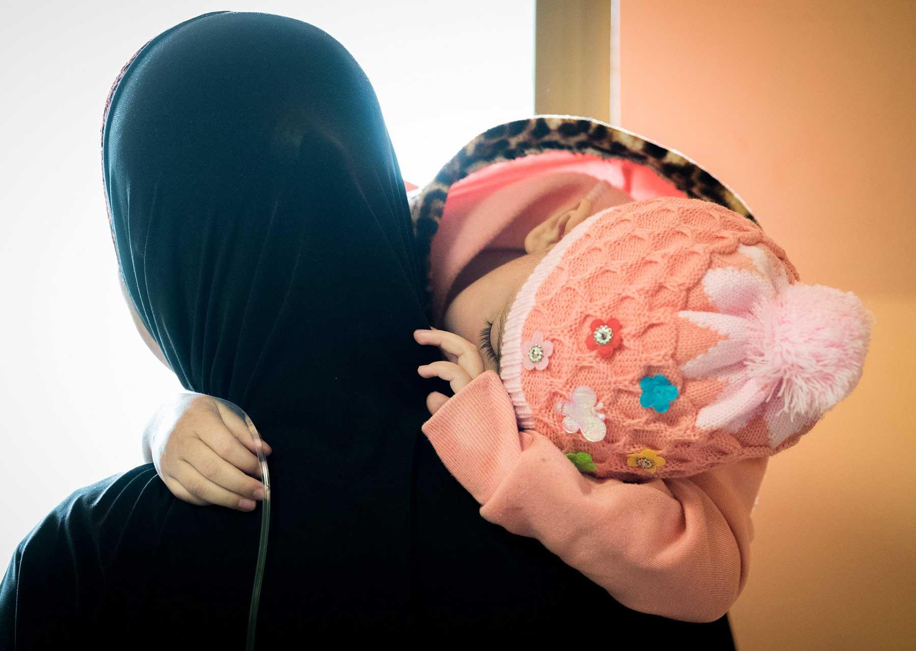 Archive image from 2020: A four year old cancer patient from Gaza at AVH, with her mother. The girl was treated for a brain tumor in 2020. Photo: LWF/ A. Hillert 