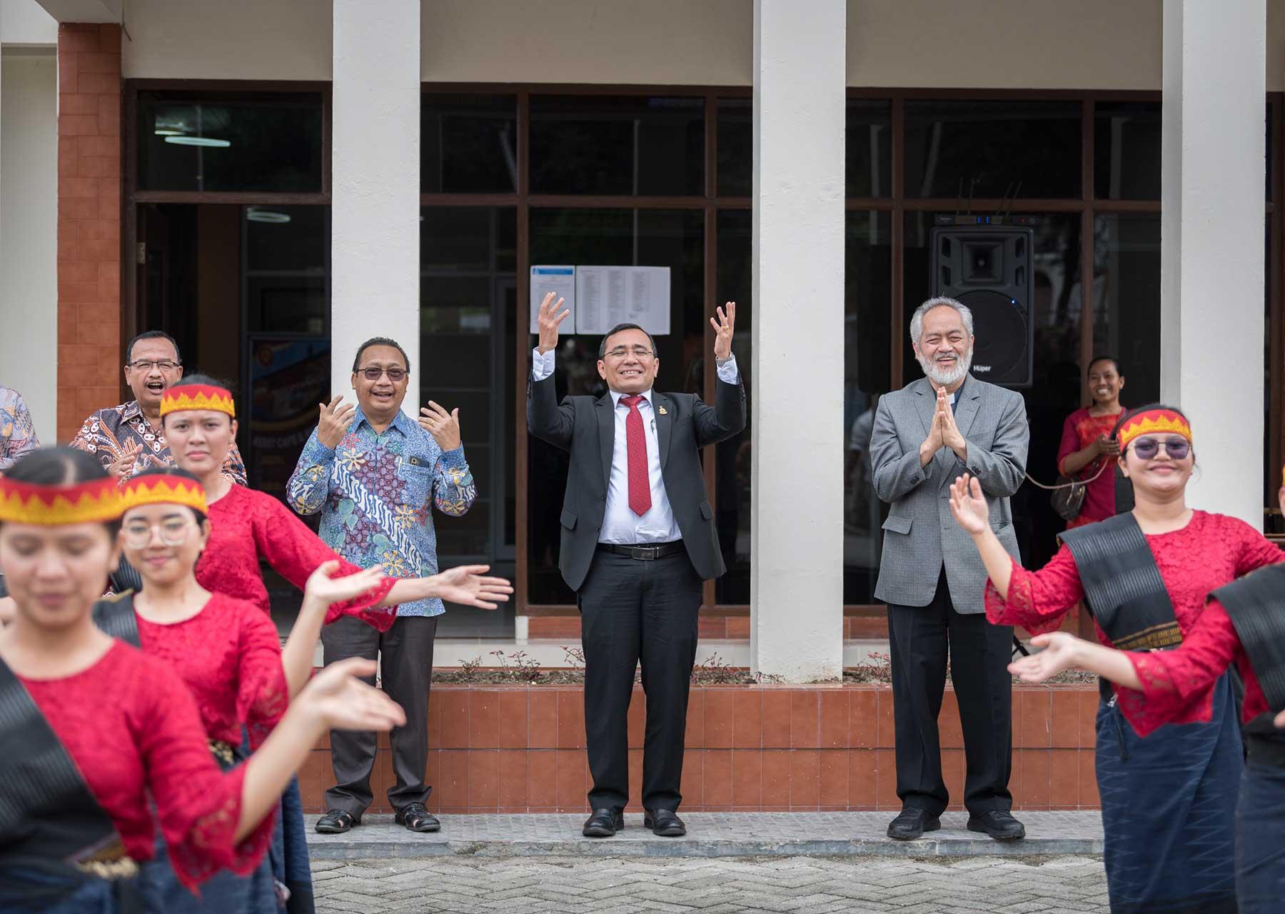 Representatives of LWF member churches in Indonesia offer their welcome to general secretary Rev. Dr Anne Burghardt as she arrives at the Protestant Christian Batak Church (HKBP) in Tarutung. Photo: LWF/Albin Hillert