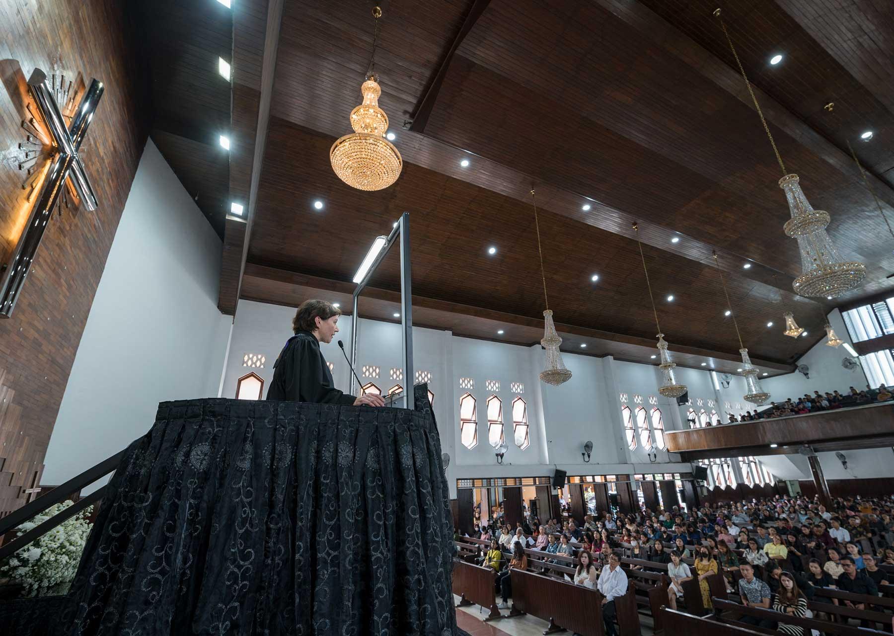 La secretaria general de la FLM, Rev. Dra. Anne Burghardt, predica en Medan el último domingo del año eclesiástico. Foto: FLM/Albin Hillert