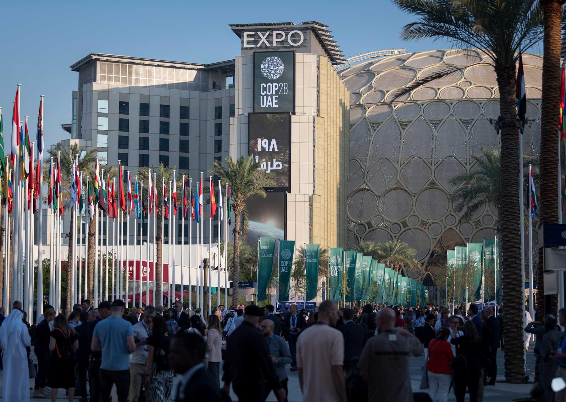 Menschen aus aller Welt versammeln sich im Stadtteil Expo City Dubai, dem Veranstaltungsort des UN-Klimagipfels COP28