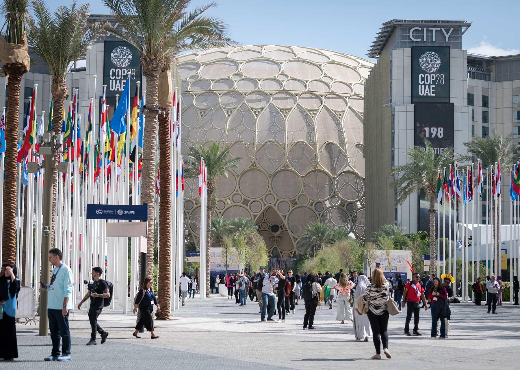 30 de noviembre de 2023, Dubái, Emiratos Árabes Unidos: La gente comienza a reunirse en la Ciudad Expo de Dubái, sede de la COP28, la cumbre climática de las Naciones Unidas de 2023. Foto: FLM/Albin Hillert
