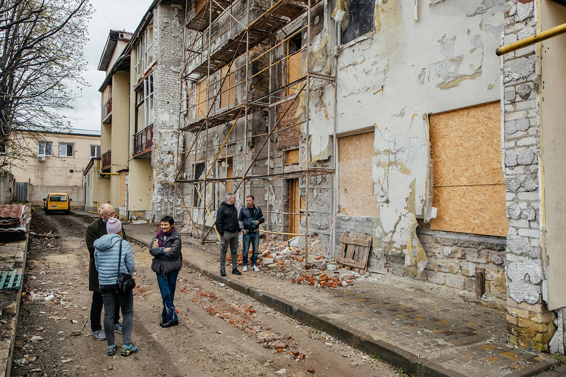 LWF Ukraine team leader Mark Mullan on his first visit to Saltivka, to meet families and inspect apartments destroyed by the war. Photo: LWF/ Anatoliy Nazarenko