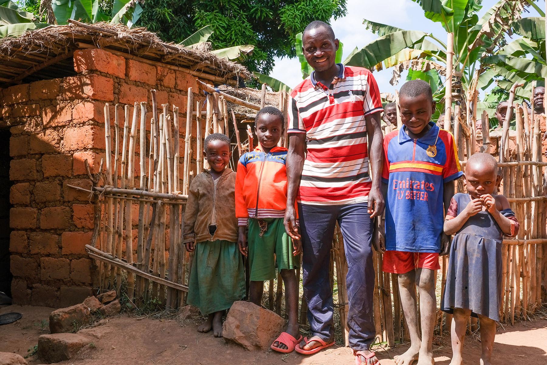Musa Ntakarutimana und seine Kinder vor seinem Haus