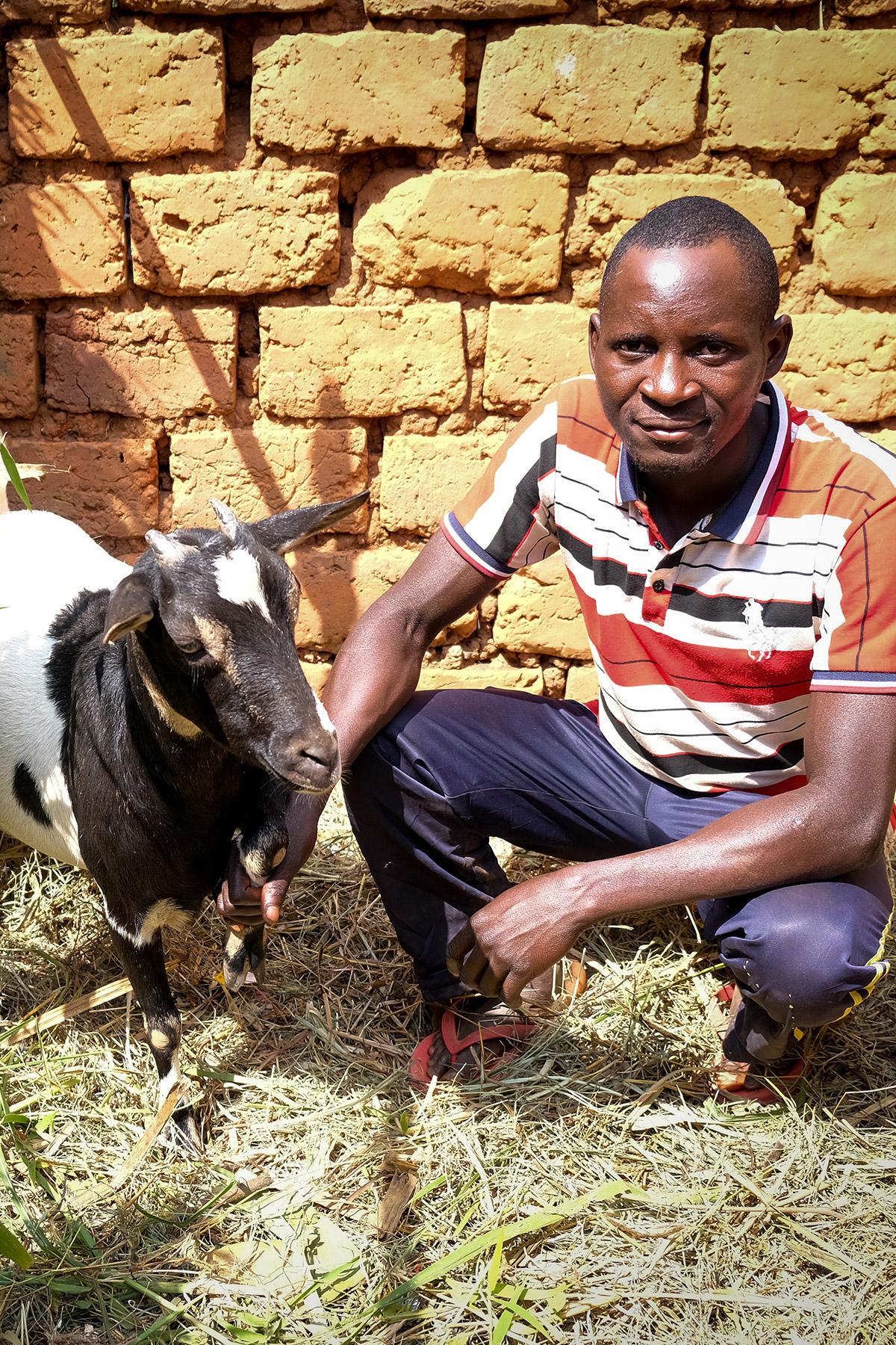 Musa Ntakarutimana und seine Ziege