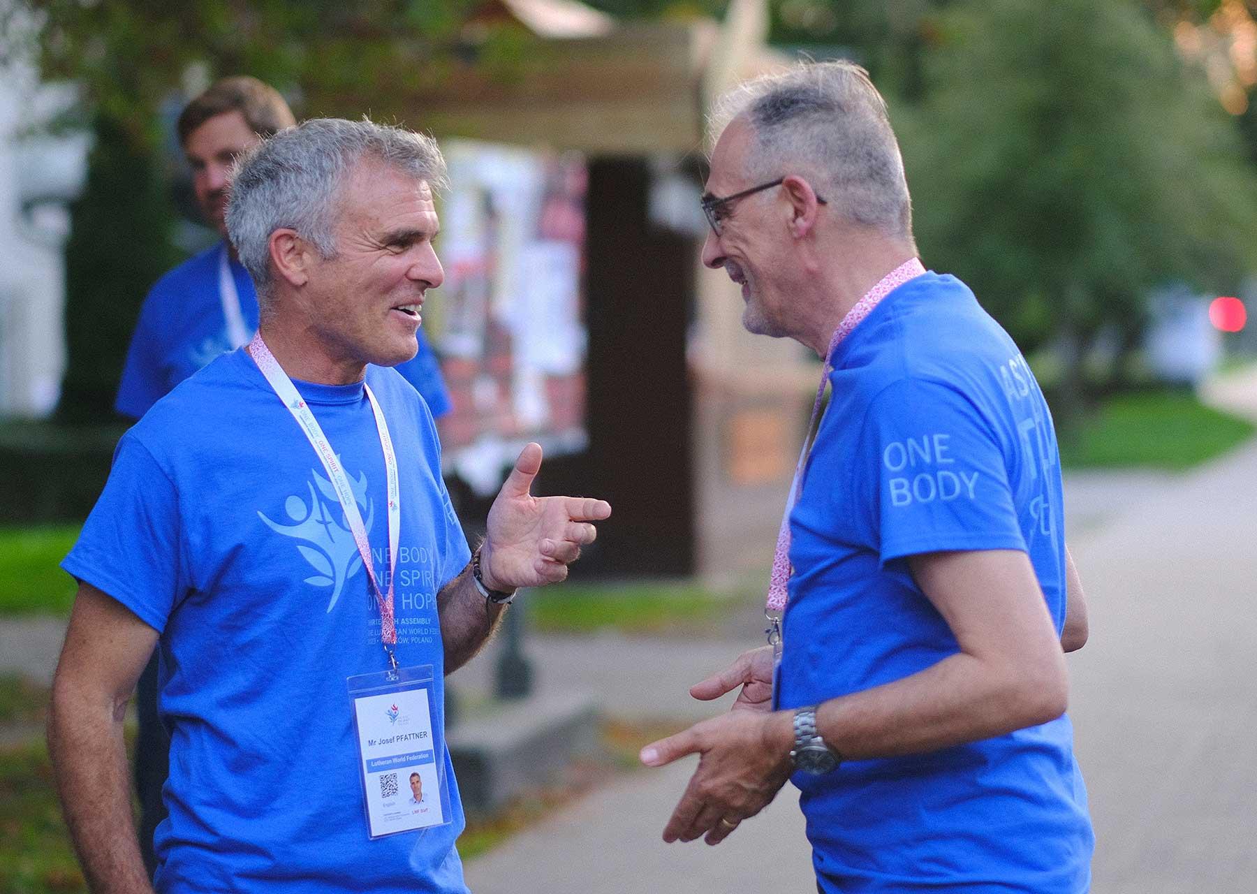 Josef Pfattner (links) und Paolo Ferraris (rechts), LWB-Teamleiter in Polen, bei der LWB-Vollversammlung in Krakau