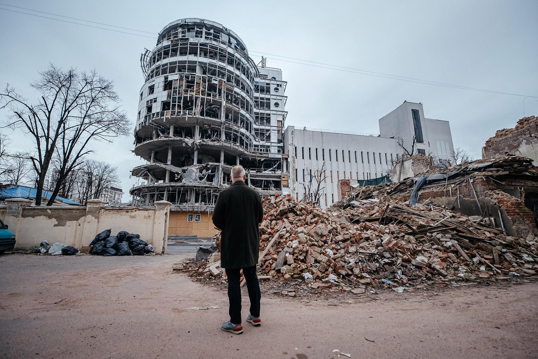 LWB-Teamleiter Mark Mullan besichtigt ein Wohngebiet, das durch Raketeneinschläge in Charkiw weitgehend zerstört wurde