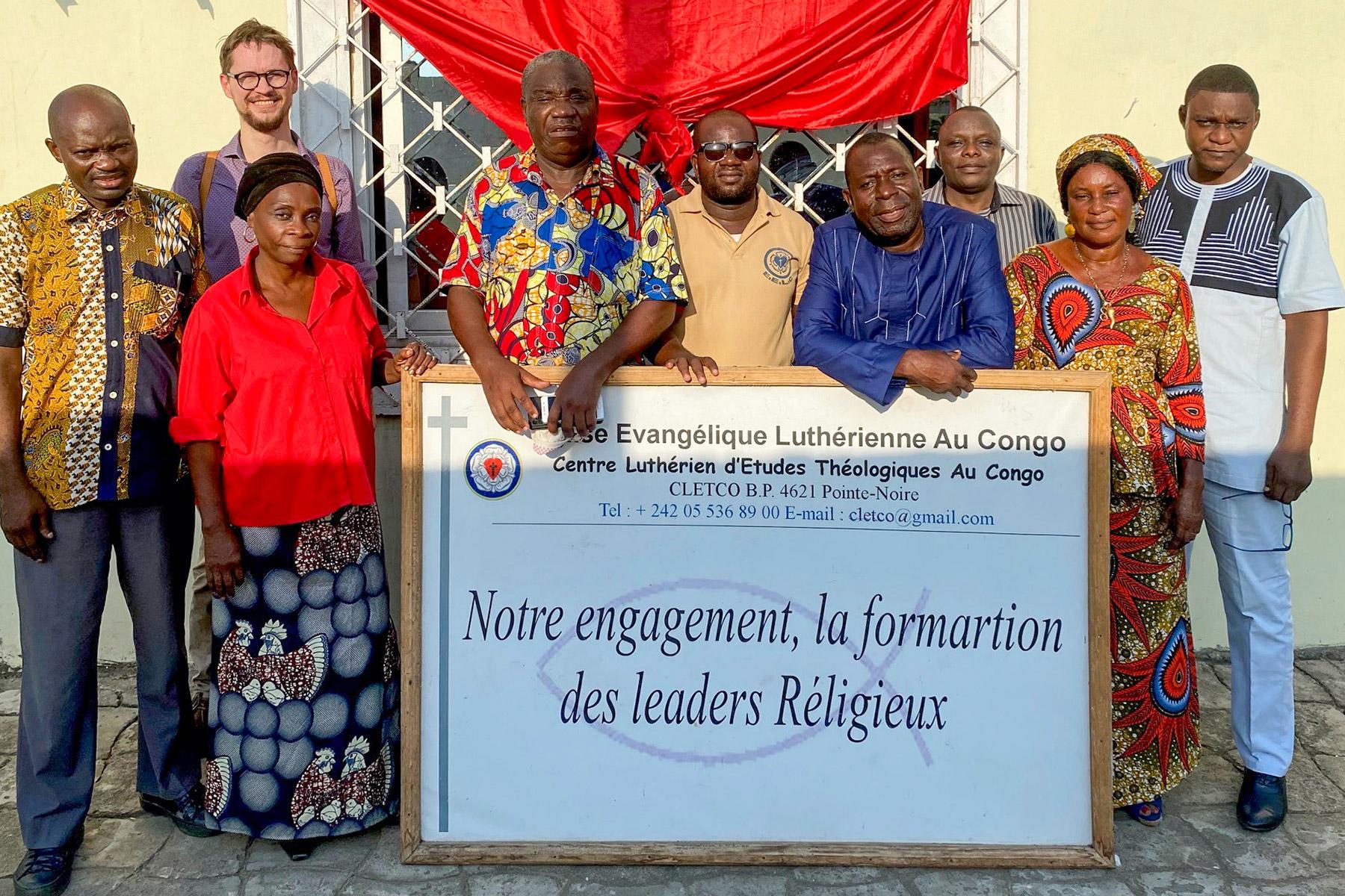 Führungspersonen der Evangelisch-Lutherischen Kirche des Kongo, darunter Kirchenpräsident Albert Kouita (4. v. r., im blauen Hemd), und Mitarbeitende des LWB vor dem Lutherischen Zentrum für Theologische Studien in Brazzaville, wo im Februar der Workshop für Kapazitätsaufbau stattfand