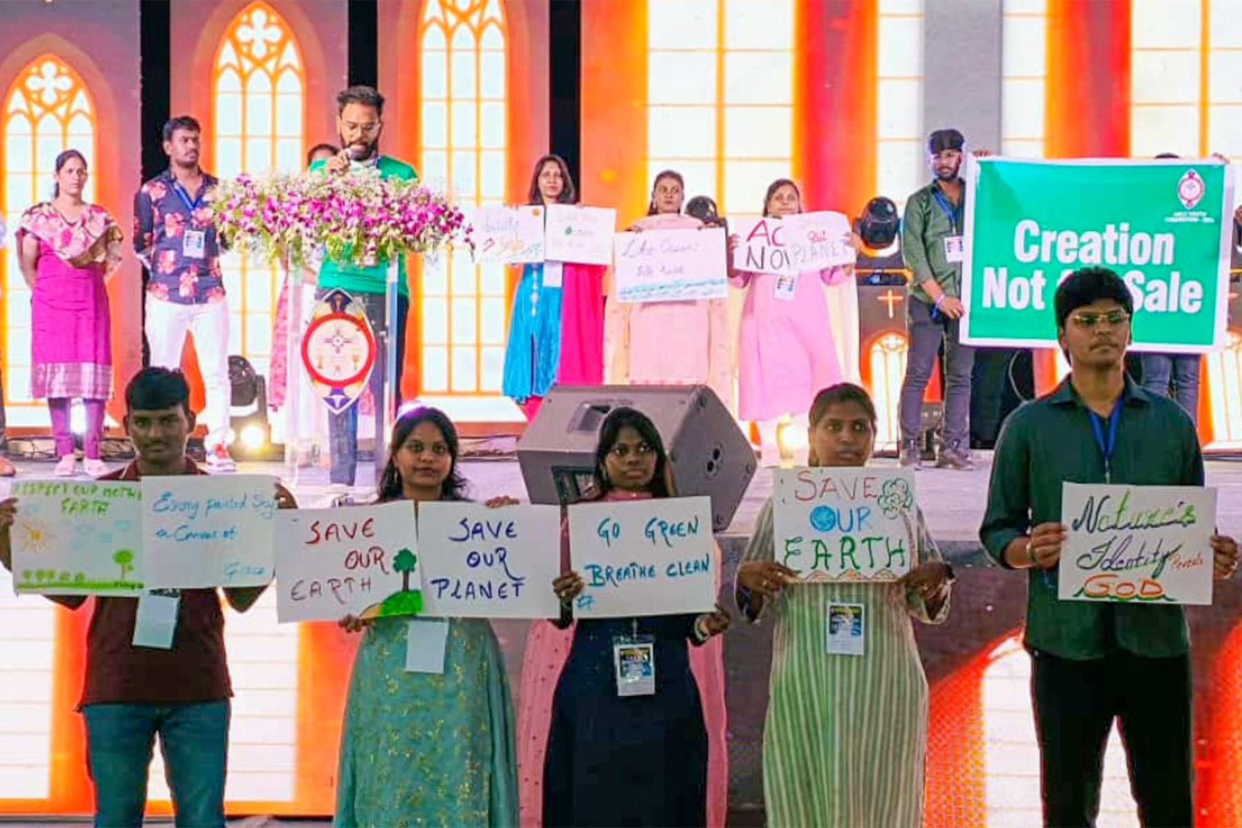 Teilnehmende des Jugendkongresses der Evangelisch-Lutherischen Kirche Andhra (AELC) bei Aktionen zum Thema Klimagerechtigkeit
