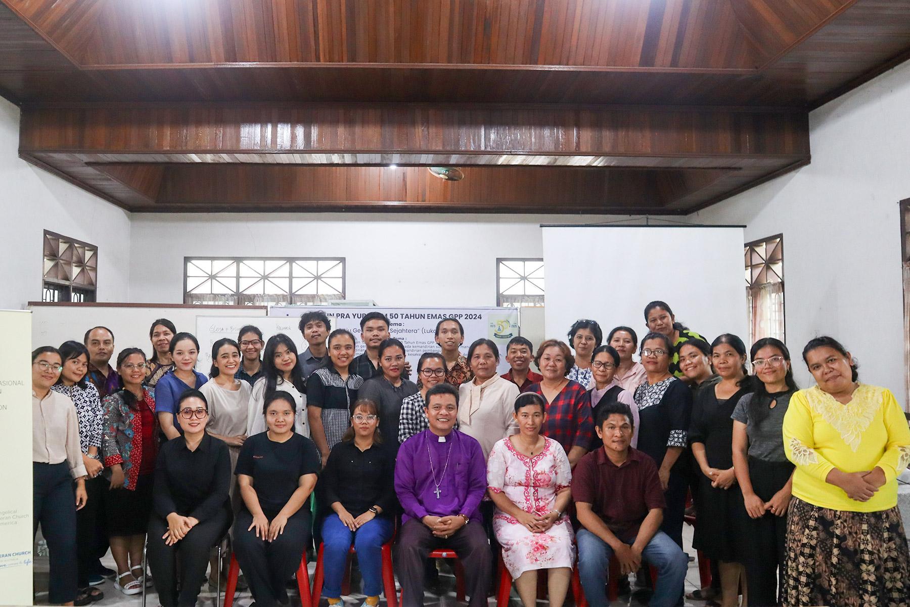 Participants and lecturers of the workshop on creating an inclusive church welcoming people with disabilities, particularly the deaf. Photo: KN-LWF