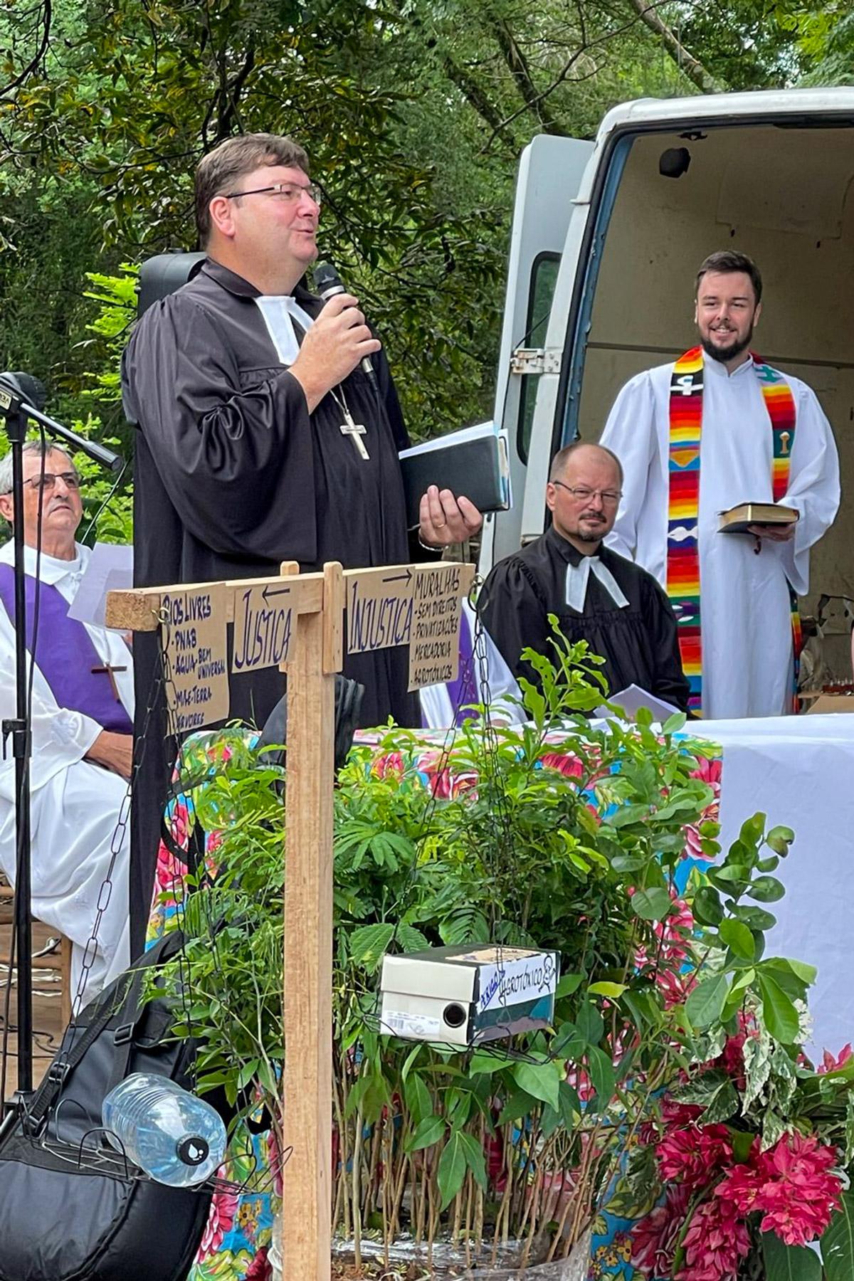 Rev. Fábio Rucks from the IECLB preaching during the 7th Binational Ecumenical Celebration for Free Rivers. Photo: IECLB